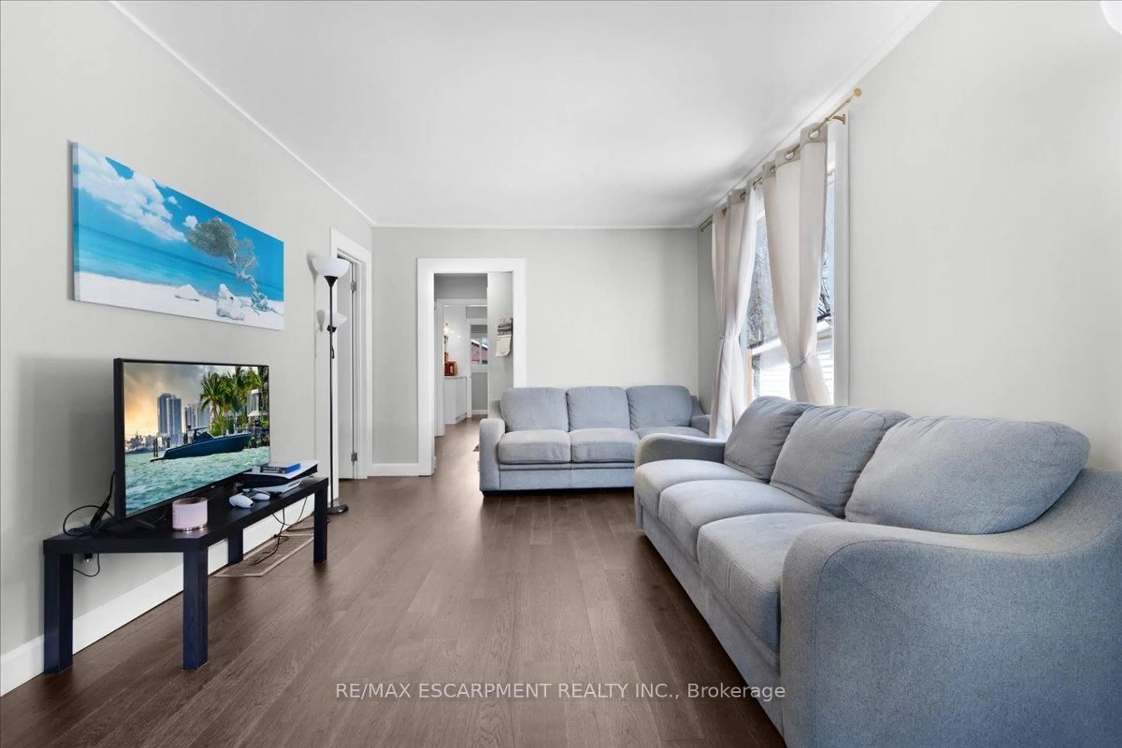 Living room with furniture, unknown for 86 East 19th St, Hamilton Ontario L9A 4S1