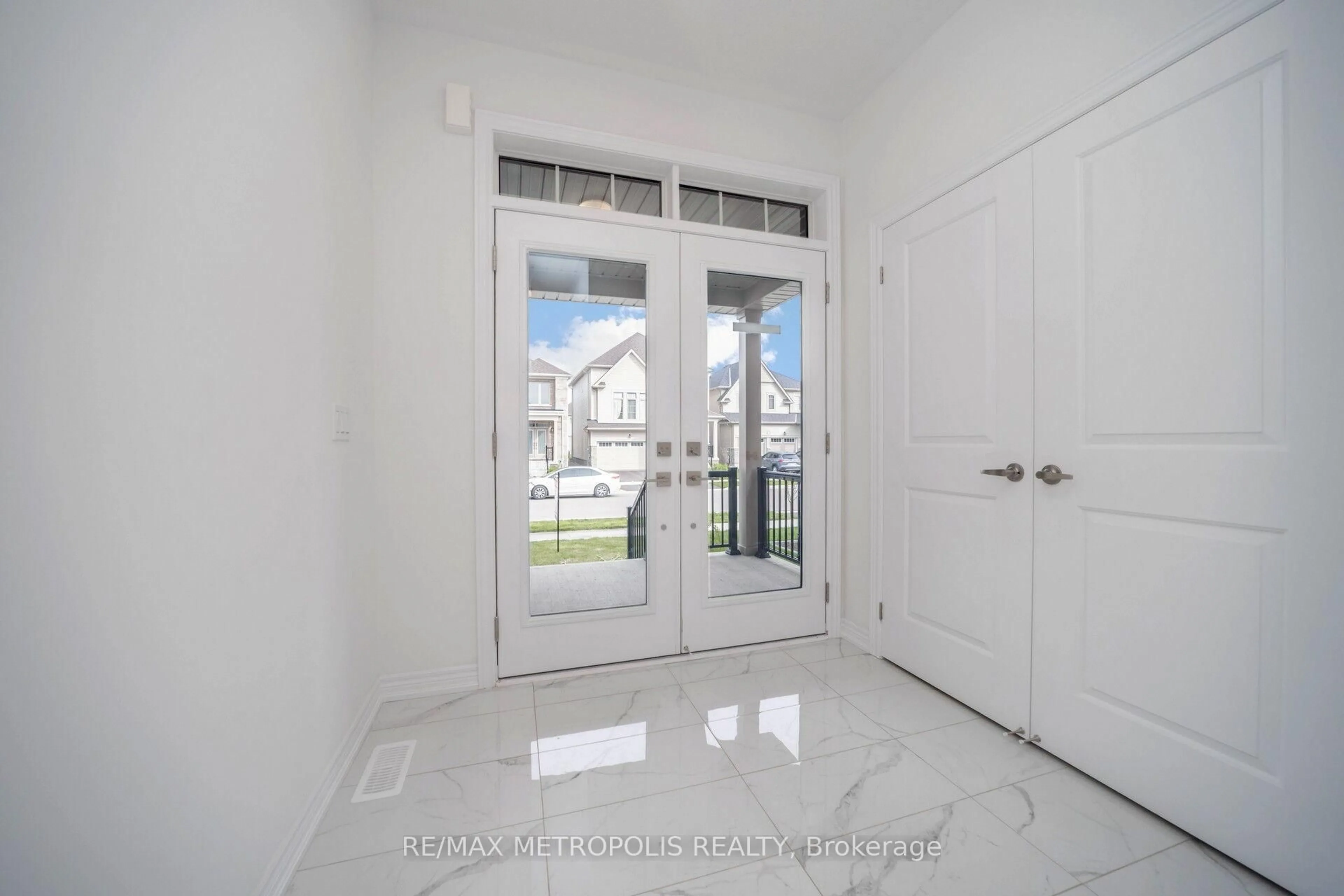 Indoor entryway for 71 Spicer St, Centre Wellington Ontario N1M 0H7