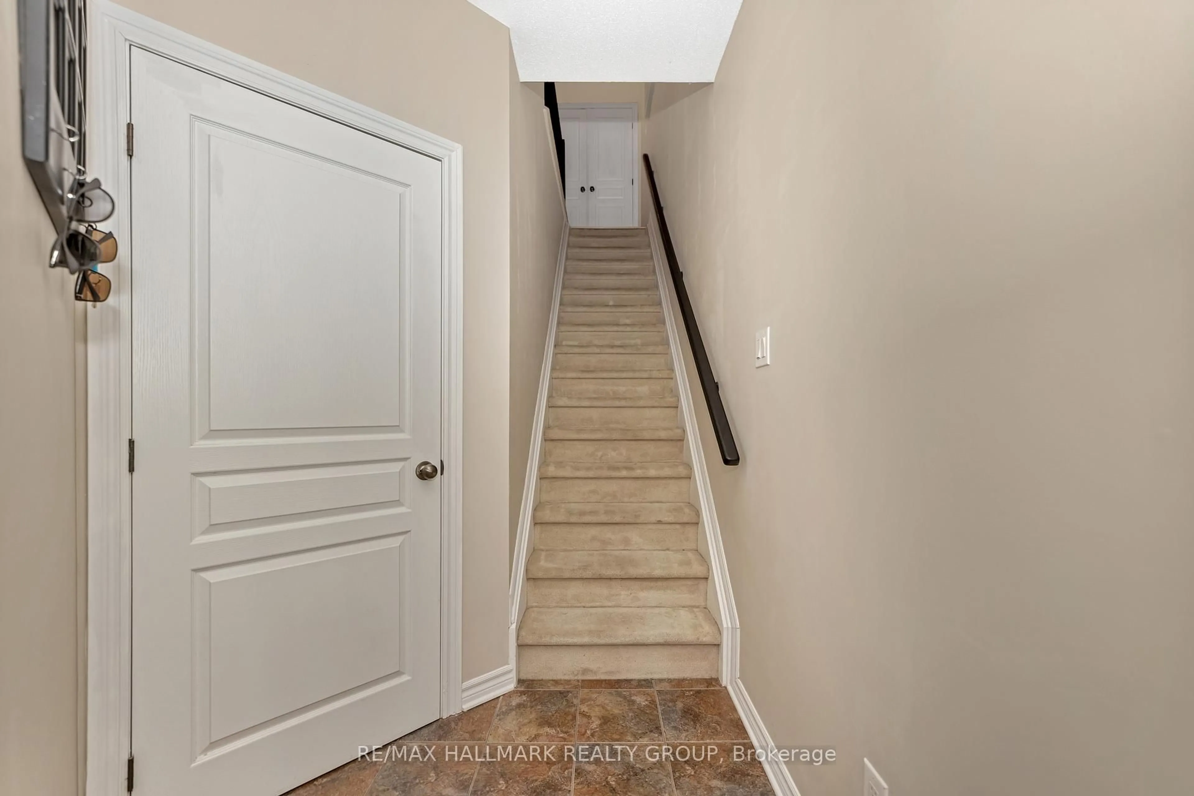 Indoor entryway for 103 Eye Bright Cres #24, Ottawa Ontario K1V 2K6