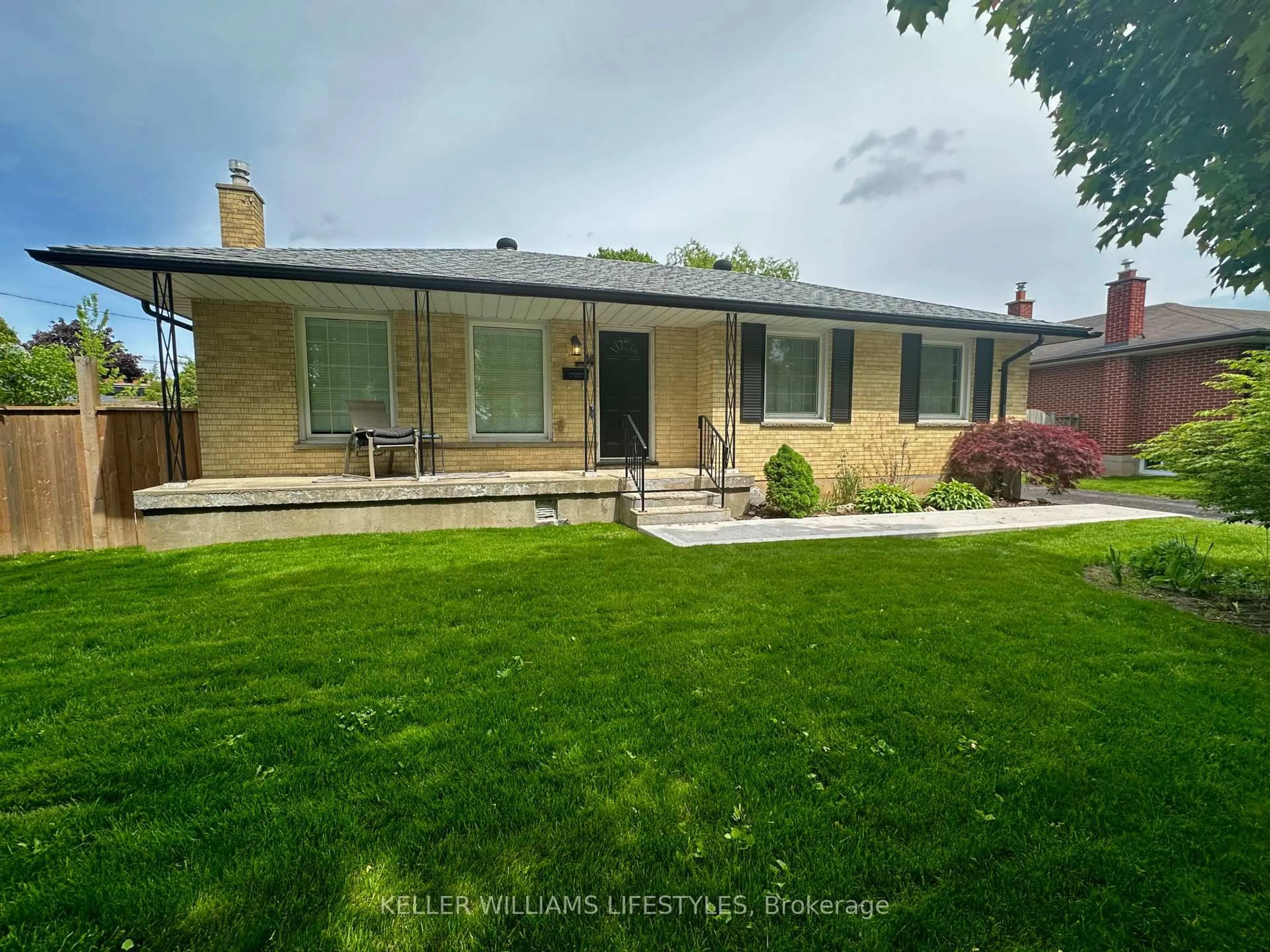 A pic from outside/outdoor area/front of a property/back of a property/a pic from drone, street for 38 AFTON Rd, London South Ontario N5Z 4A1