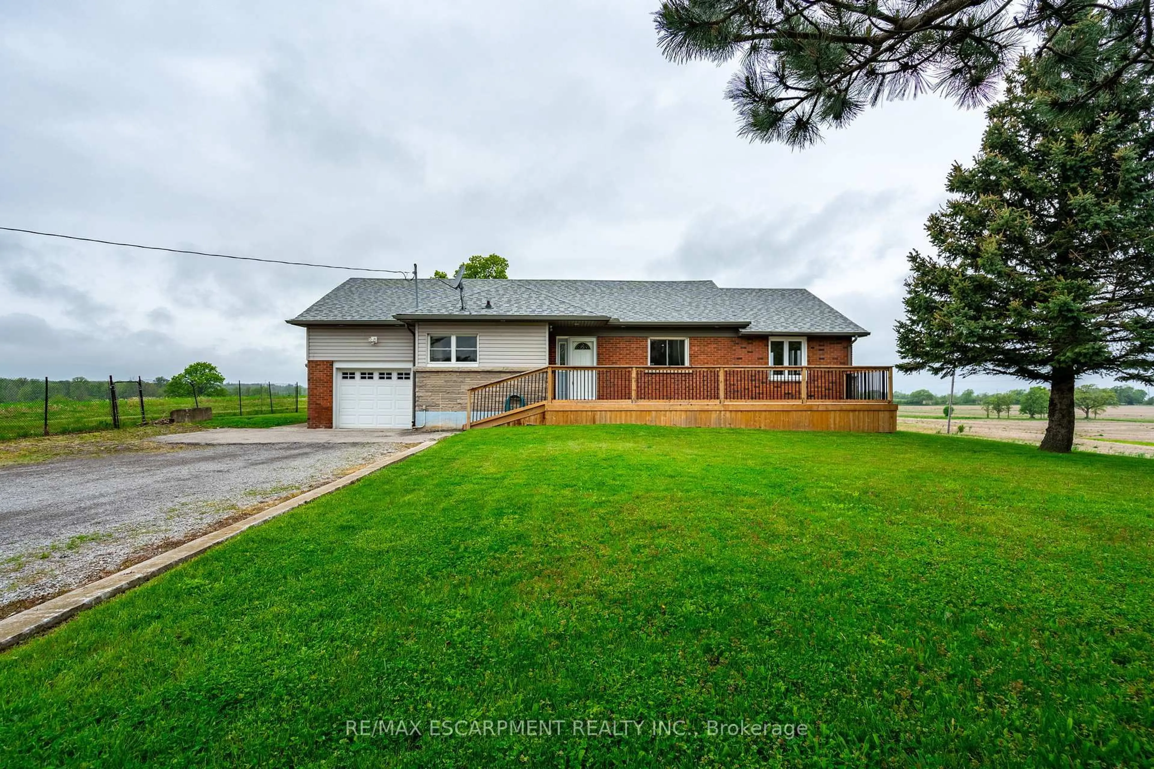 A pic from outside/outdoor area/front of a property/back of a property/a pic from drone, water/lake/river/ocean view for 579 Third Rd, Hamilton Ontario L8J 2Y1