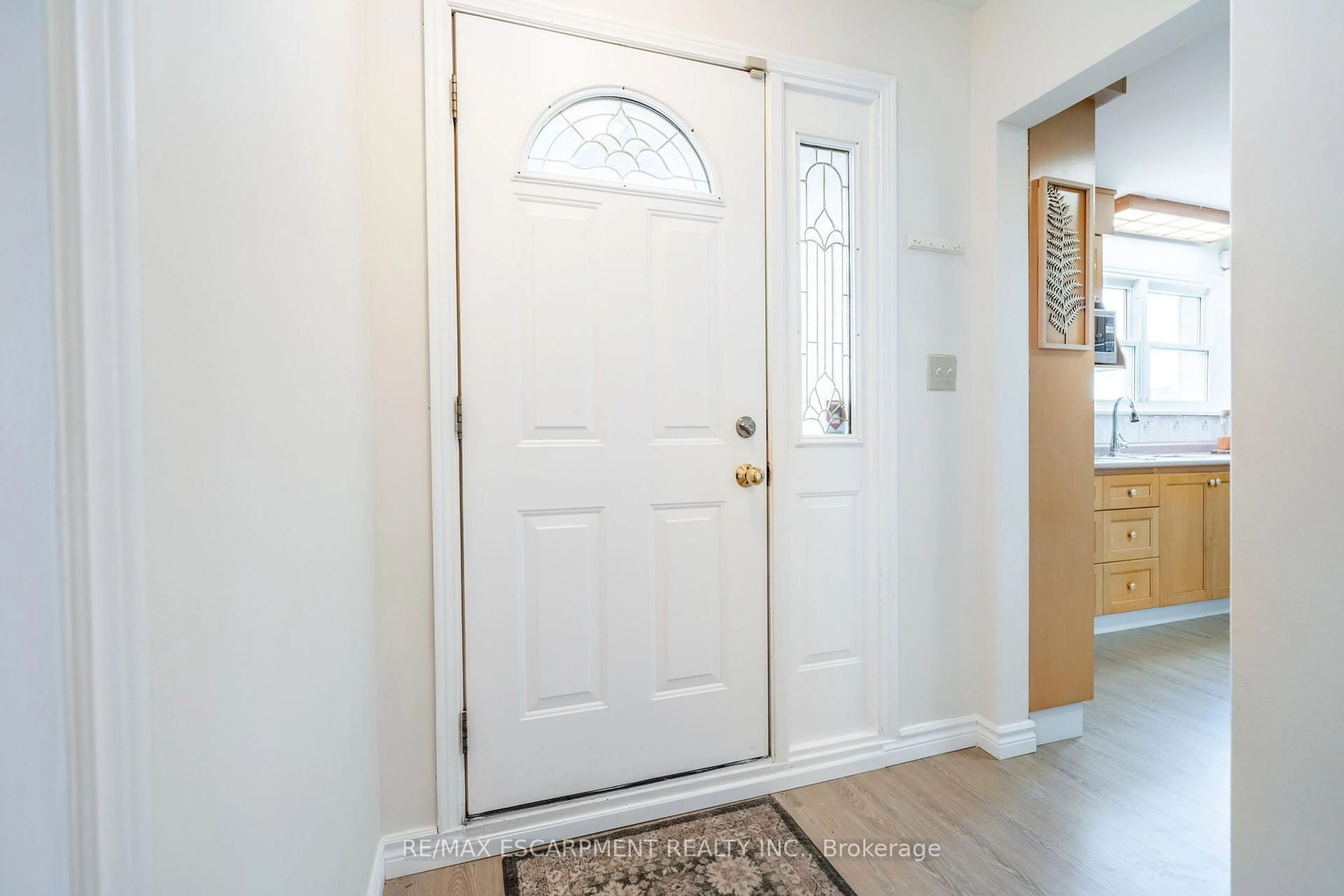 Indoor entryway for 579 Third Rd, Hamilton Ontario L8J 2Y1