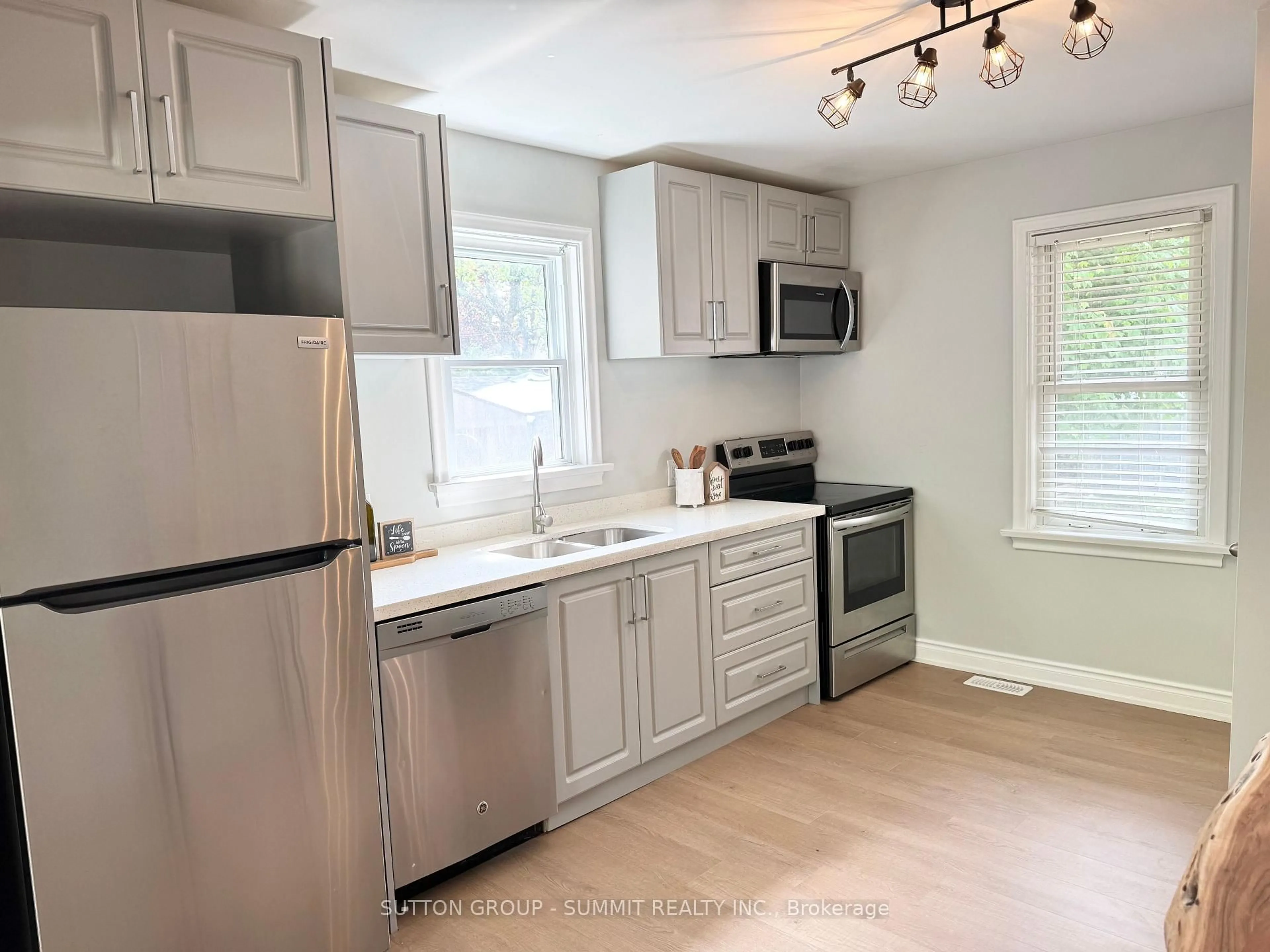 Standard kitchen, unknown for 26 Grandfield St, Hamilton Ontario L8T 2H2