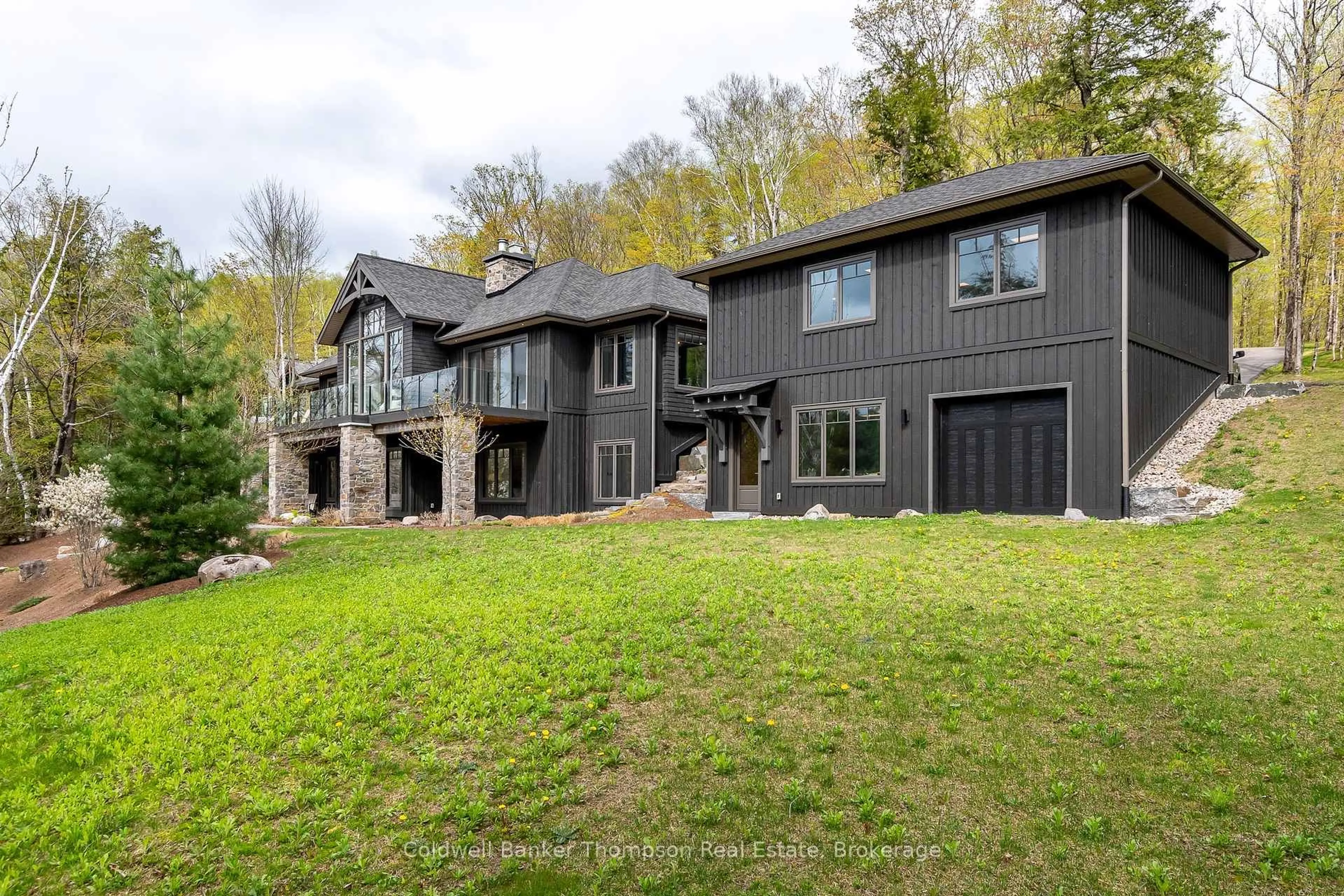 Home with brick exterior material, unknown for 414 Grassmere Resort Rd, Huntsville Ontario P1H 2J6