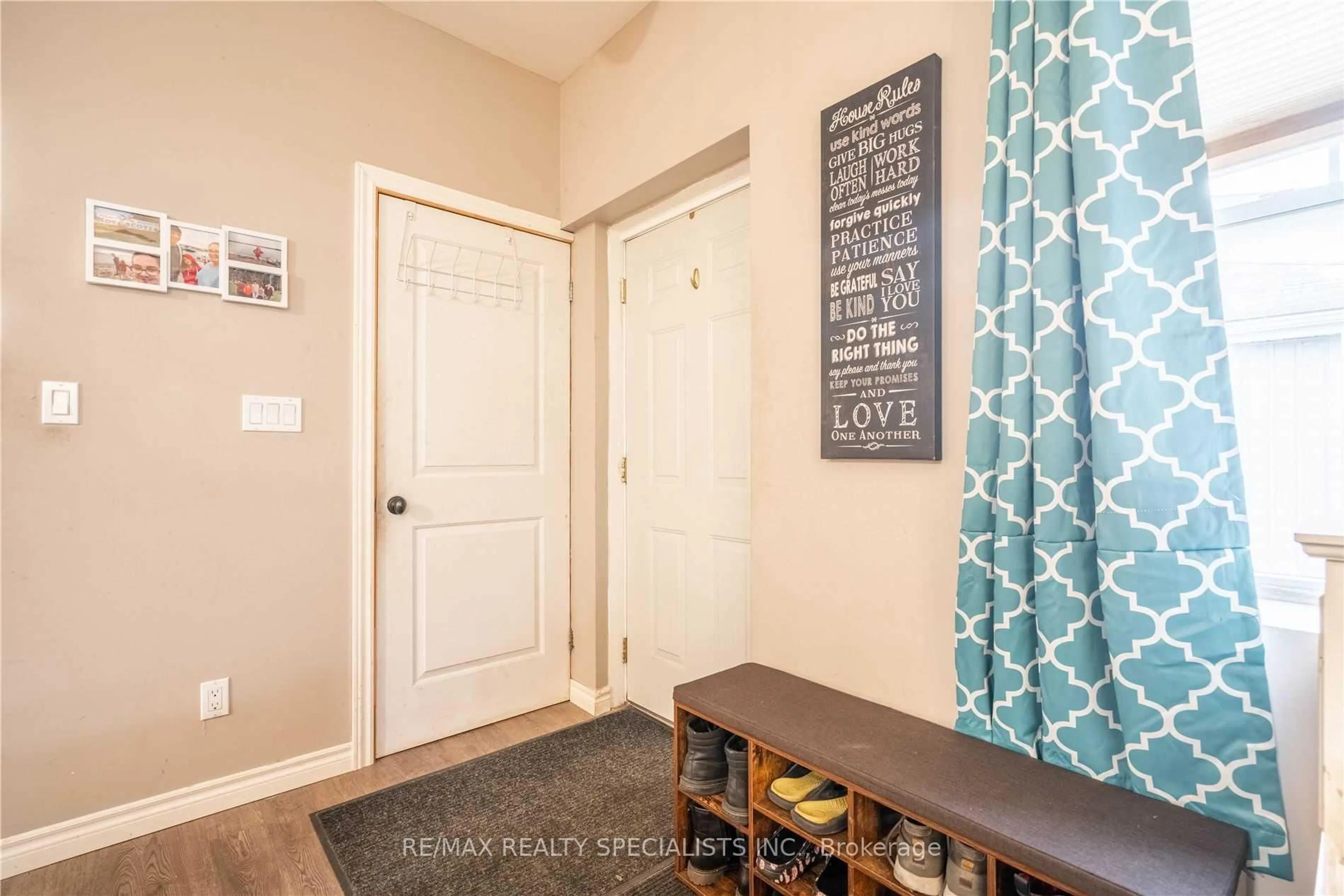 Indoor entryway for 114 Pearl St, Brantford Ontario N3T 3P1