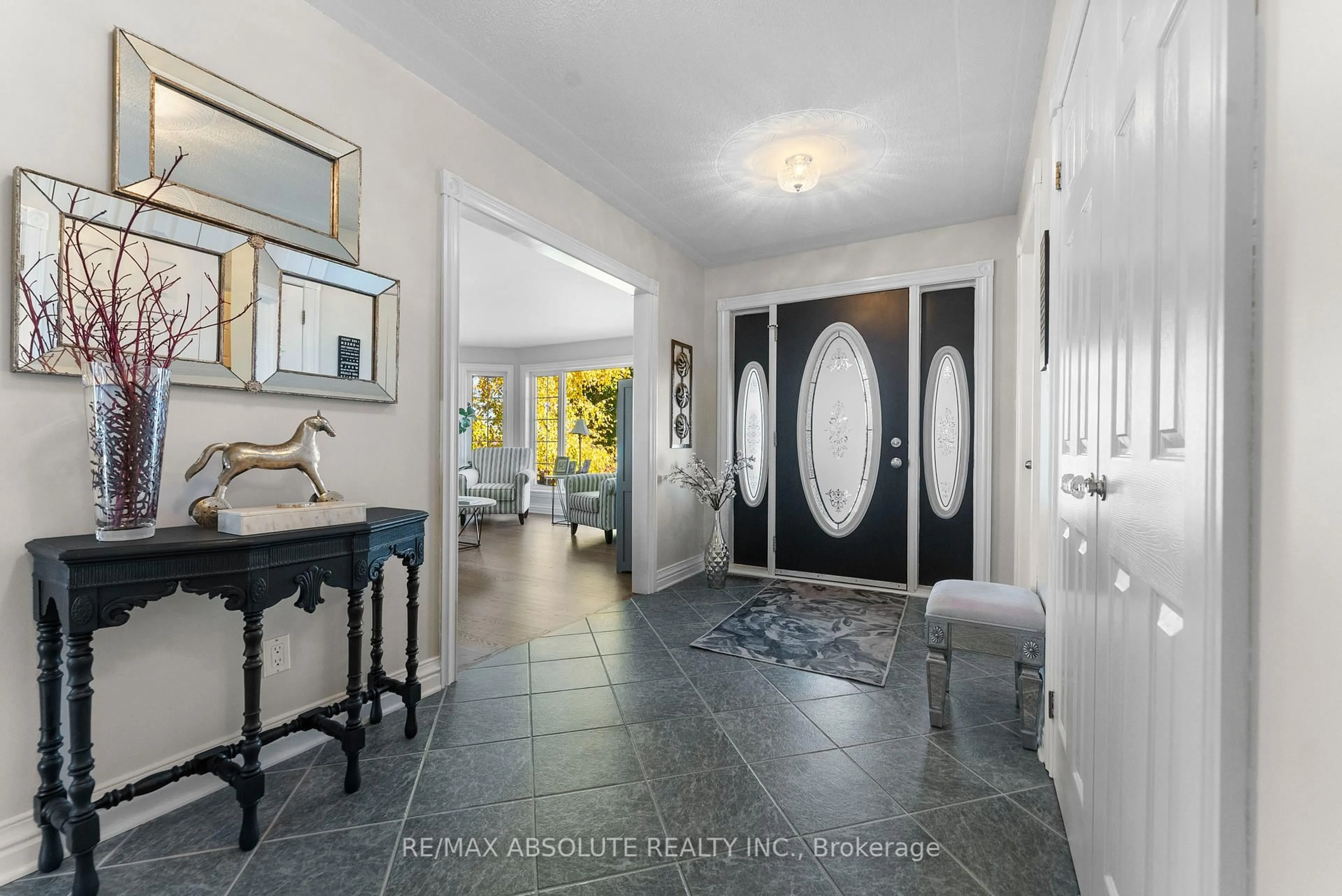 Indoor foyer for 151 Duncan Dr, Braeside Ontario K7S 0E1