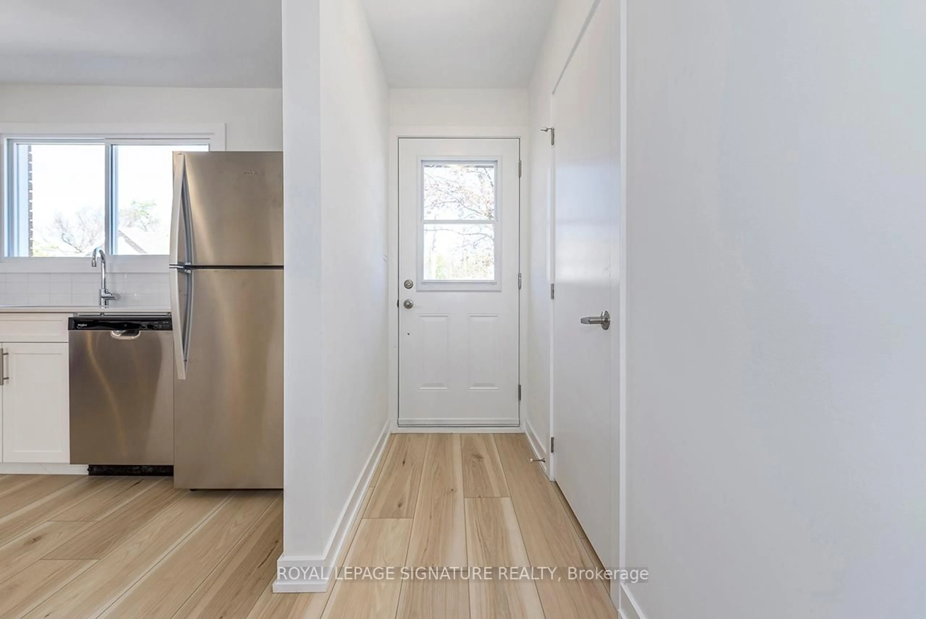 Indoor entryway for 20 Anna Capri Dr #1, Hamilton Ontario L8W 1M6
