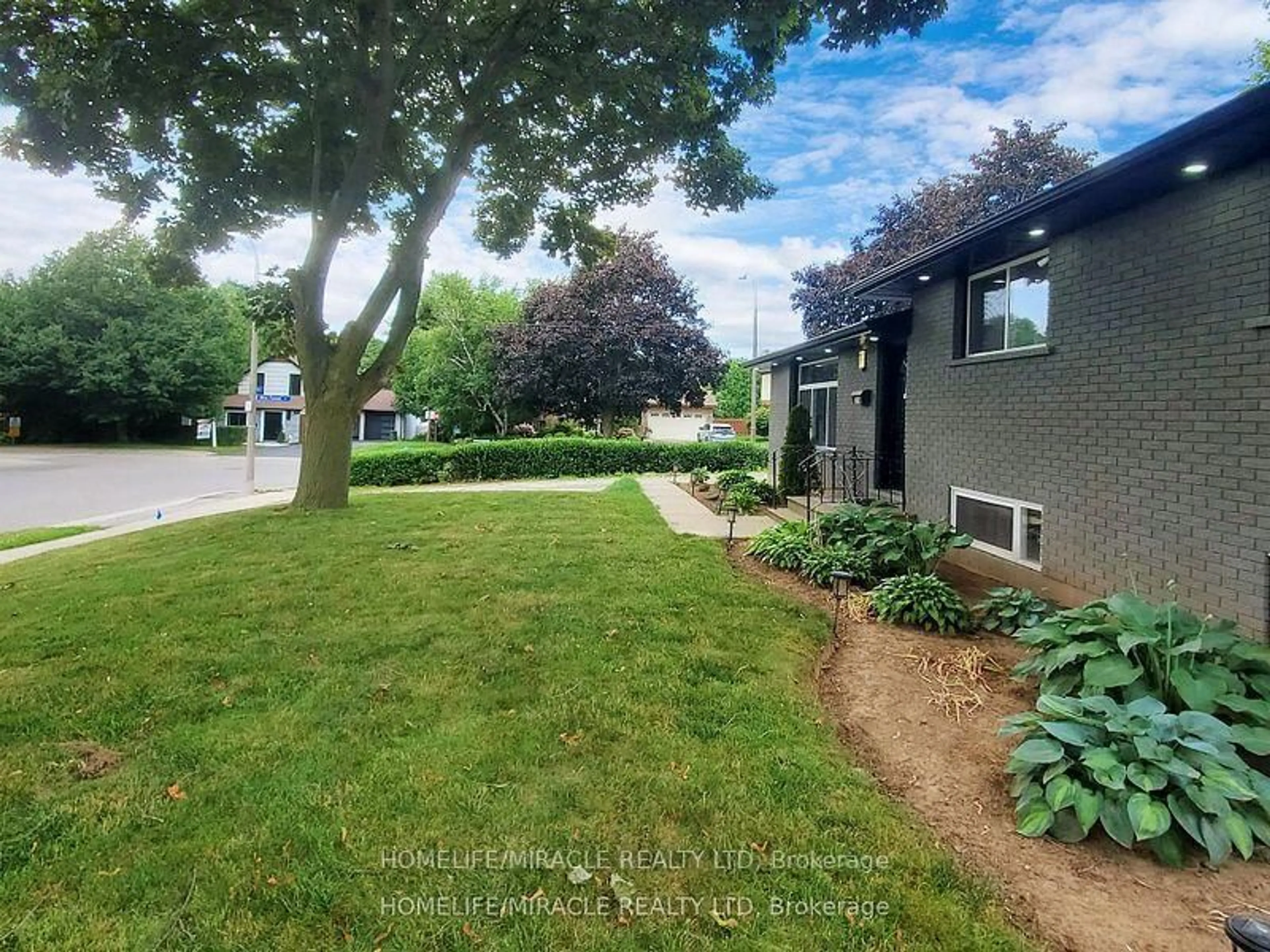 A pic from outside/outdoor area/front of a property/back of a property/a pic from drone, street for 374 Book Rd, Grimsby Ontario L3M 2M6