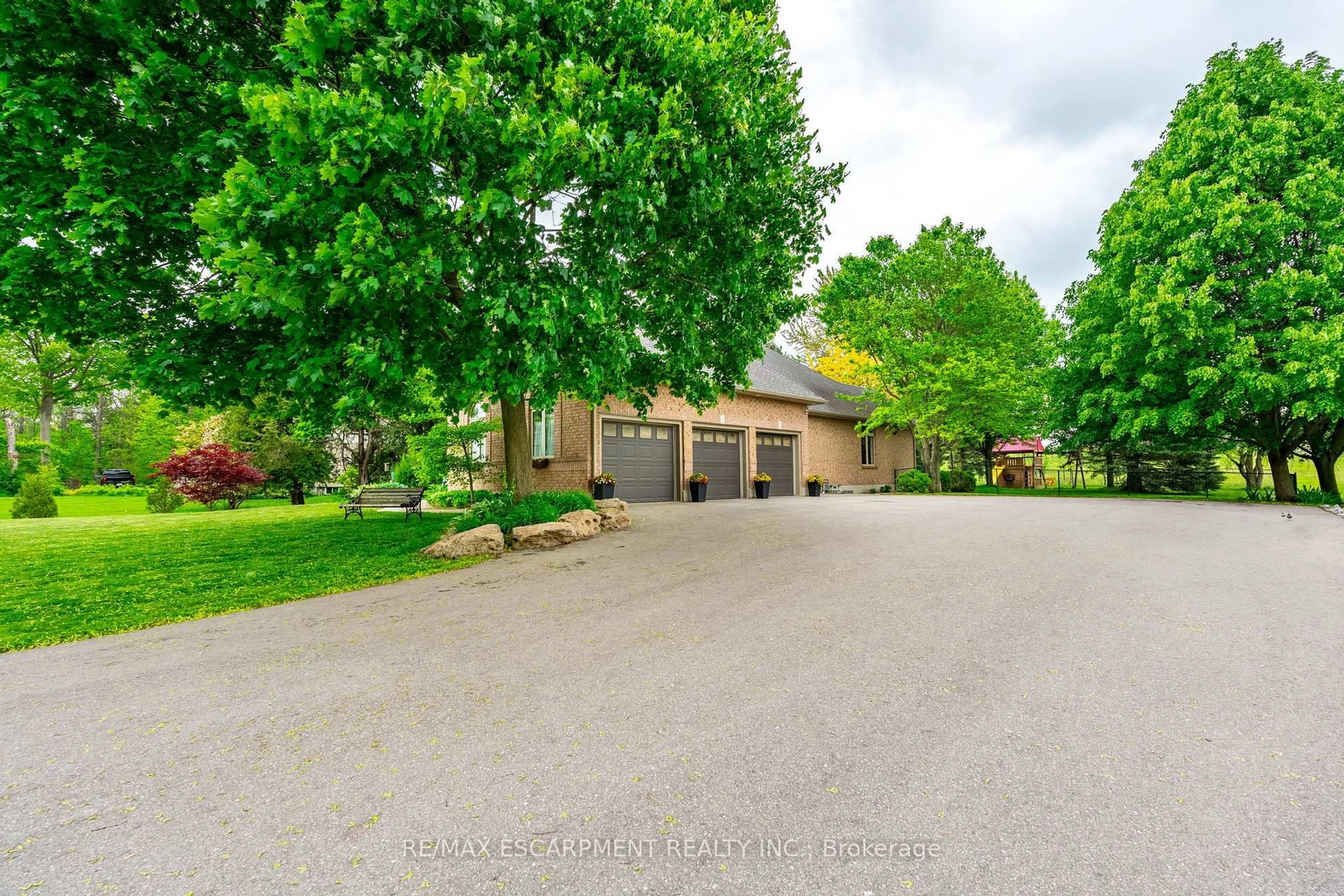 A pic from outside/outdoor area/front of a property/back of a property/a pic from drone, street for 248 4th Concession Rd, Hamilton Ontario L8B 1J3