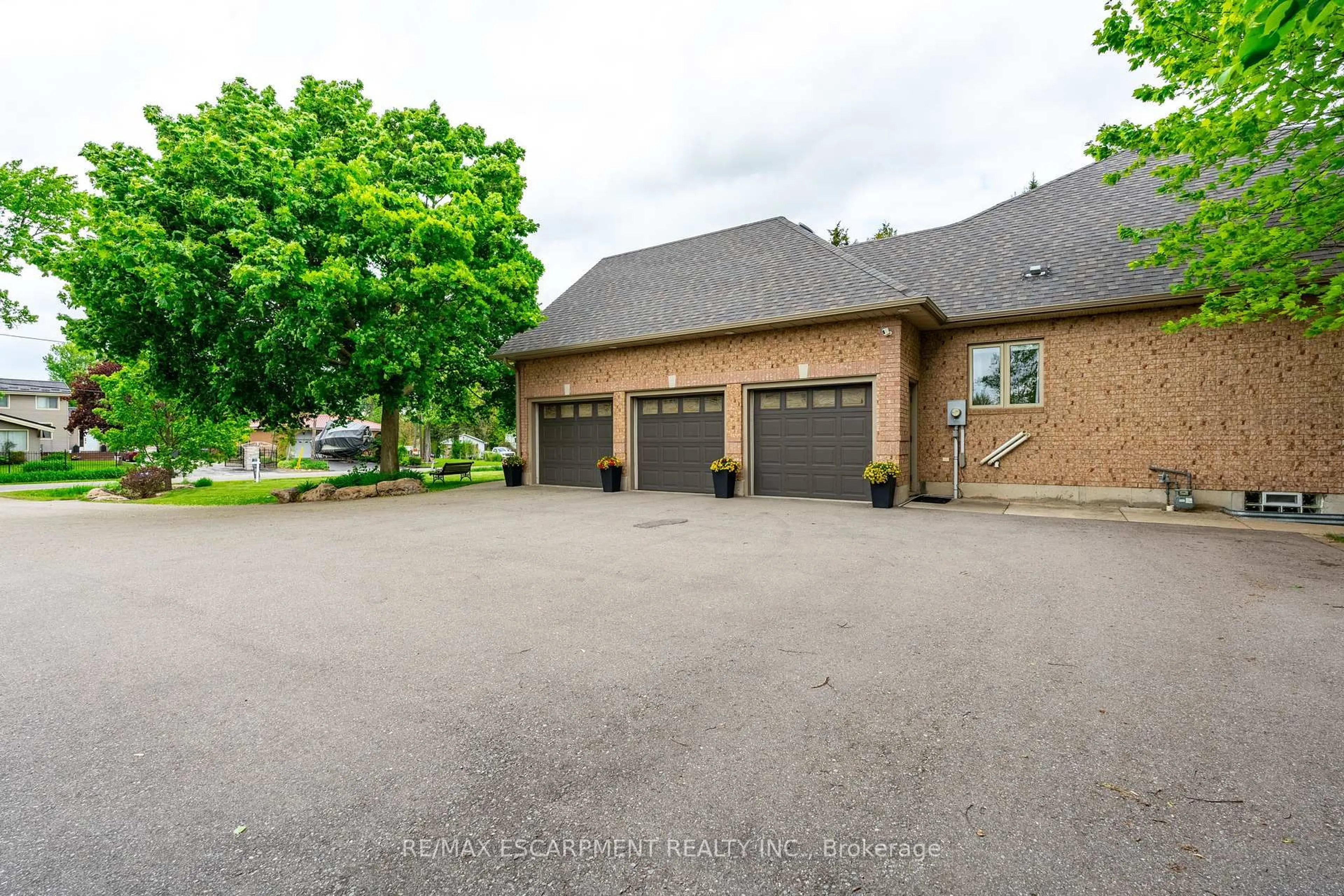 A pic from outside/outdoor area/front of a property/back of a property/a pic from drone, street for 248 4th Concession Rd, Hamilton Ontario L8B 1J3