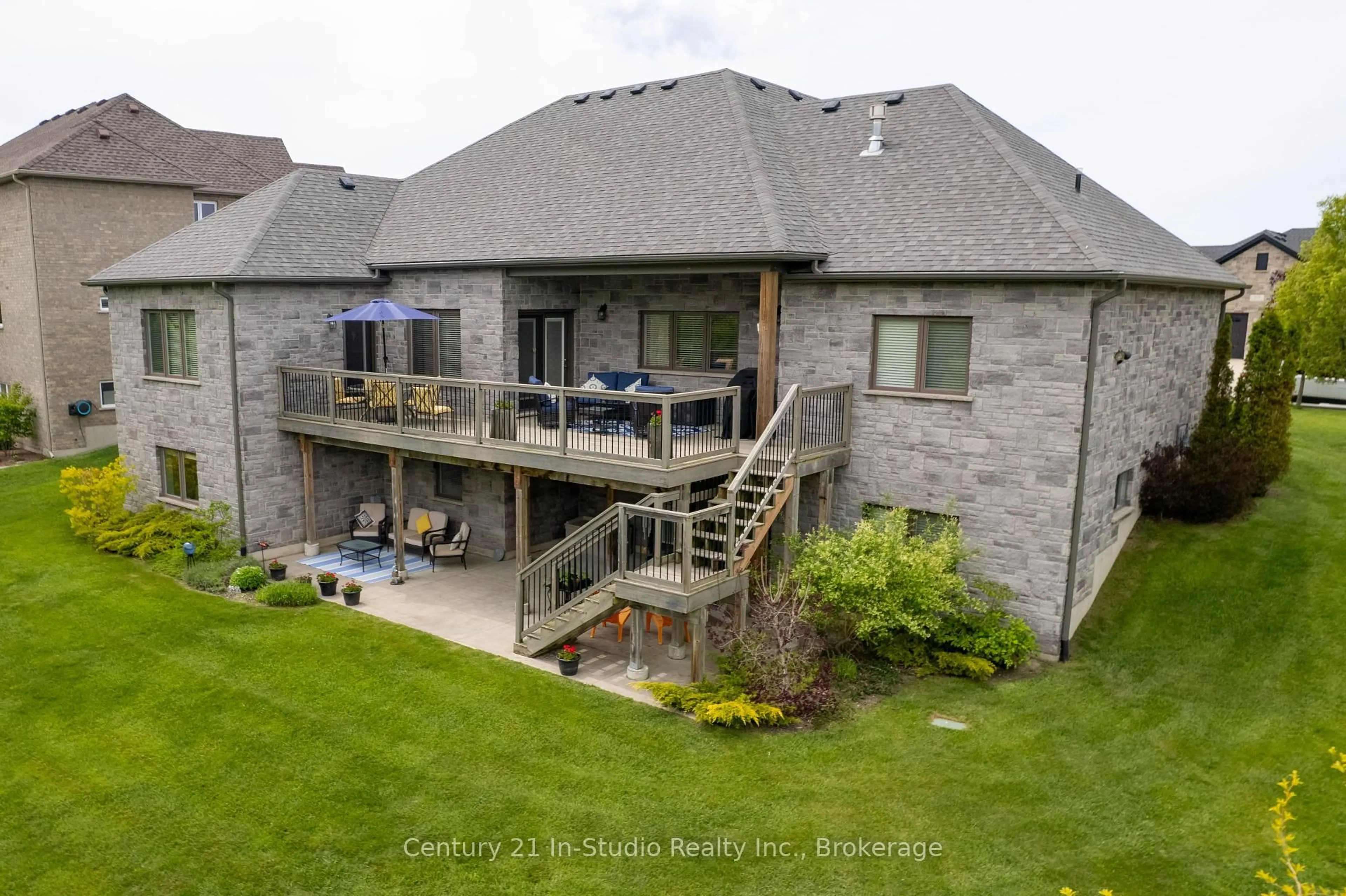 A pic from outside/outdoor area/front of a property/back of a property/a pic from drone, building for 417 Mccullough Cres, Kincardine Ontario N2Z 0A8
