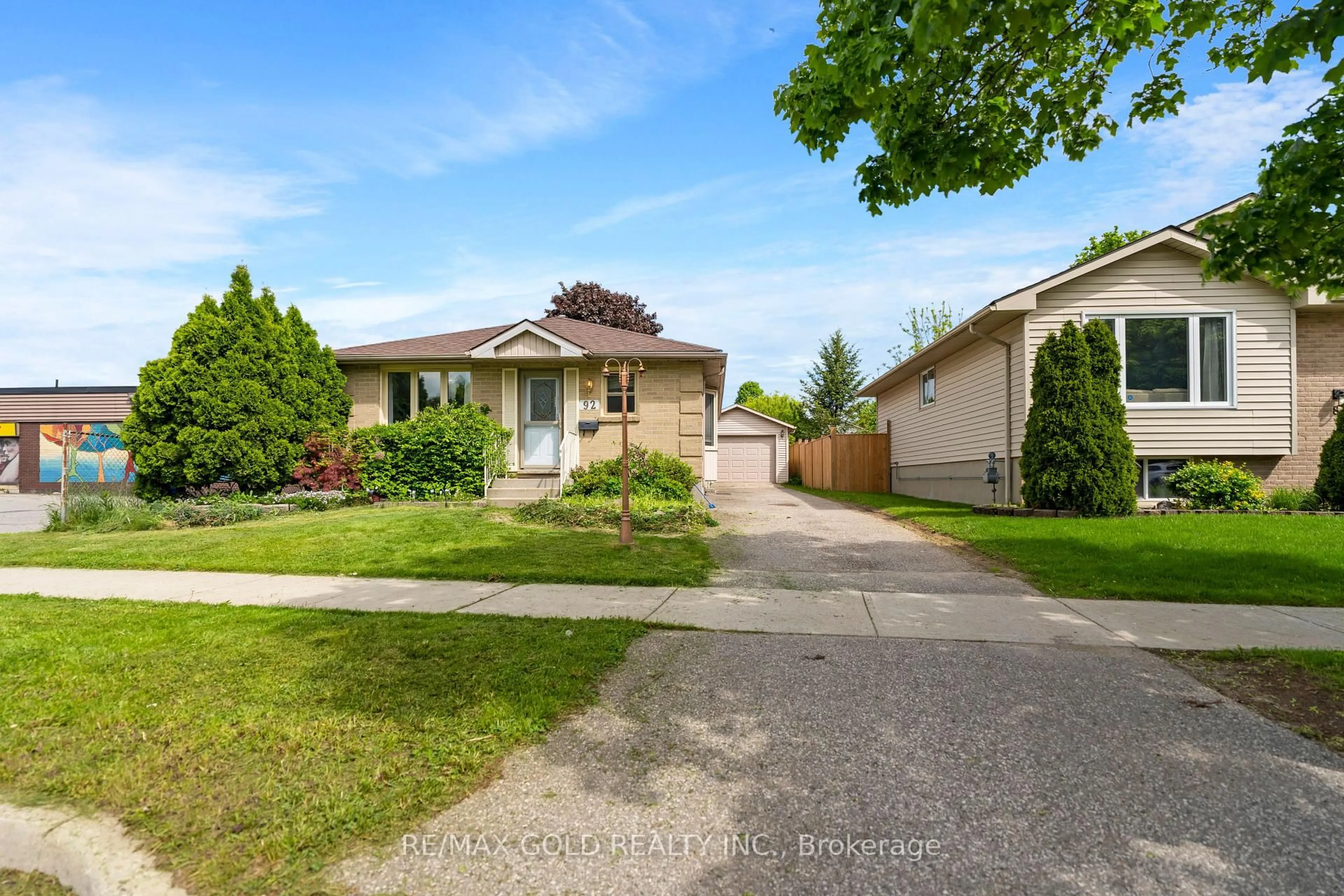 A pic from outside/outdoor area/front of a property/back of a property/a pic from drone, street for 92 Ardsley Rd, London North Ontario N6G 3W4