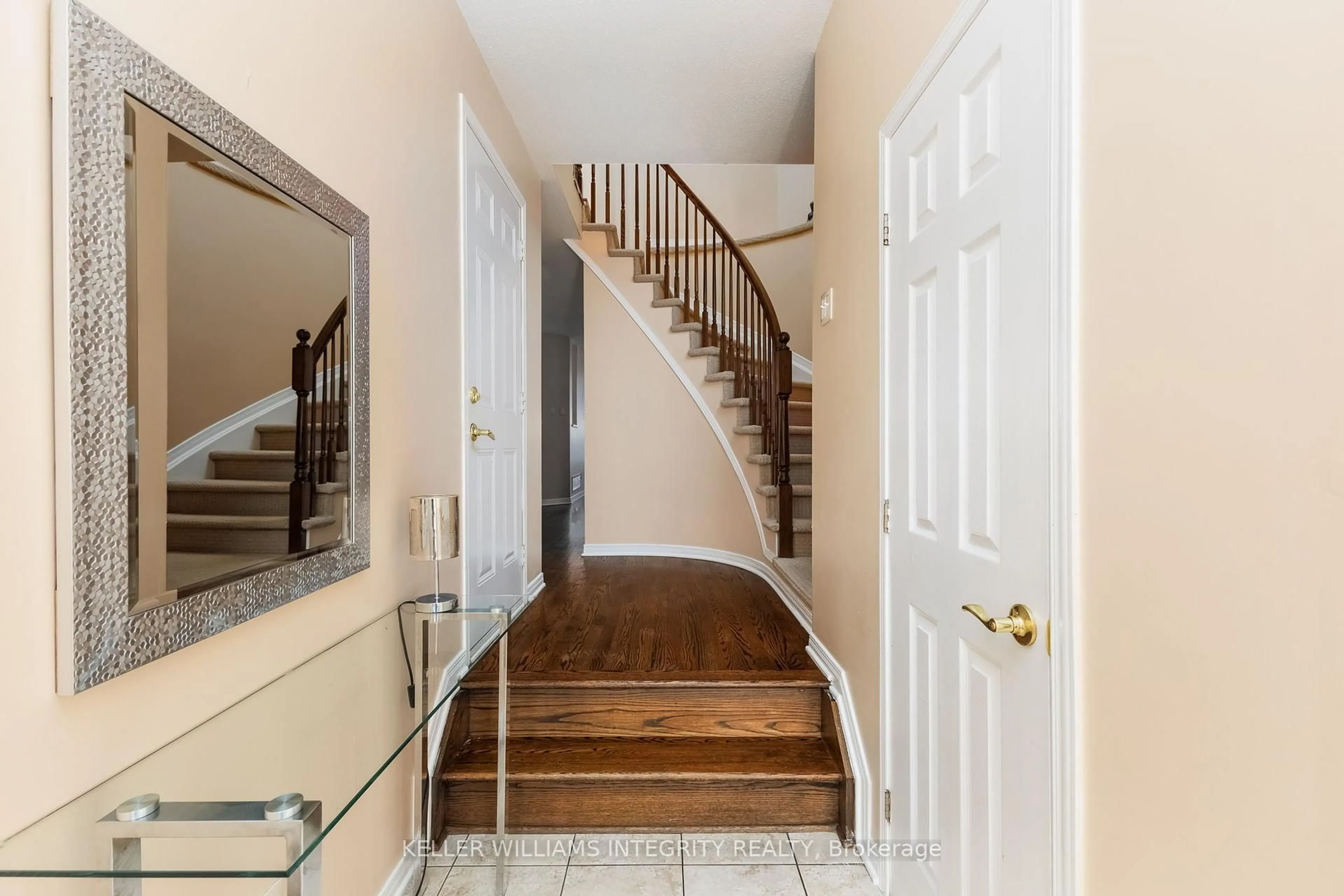 Indoor entryway for 336 Rolling Meadow Cres, Ottawa Ontario K1W 0A7