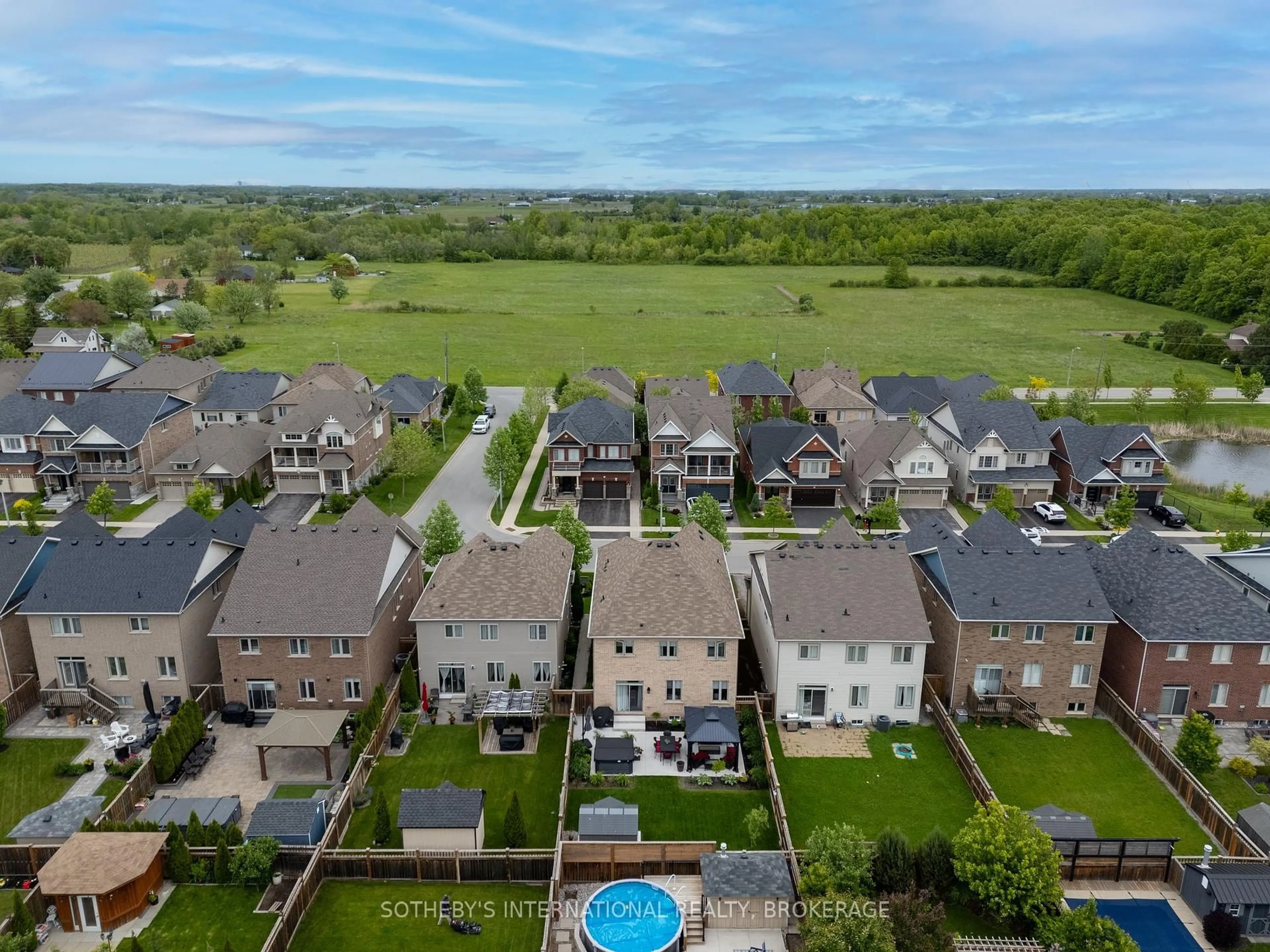 A pic from outside/outdoor area/front of a property/back of a property/a pic from drone, unknown for 13 Angela Cres, Niagara-on-the-Lake Ontario L0S 1J0