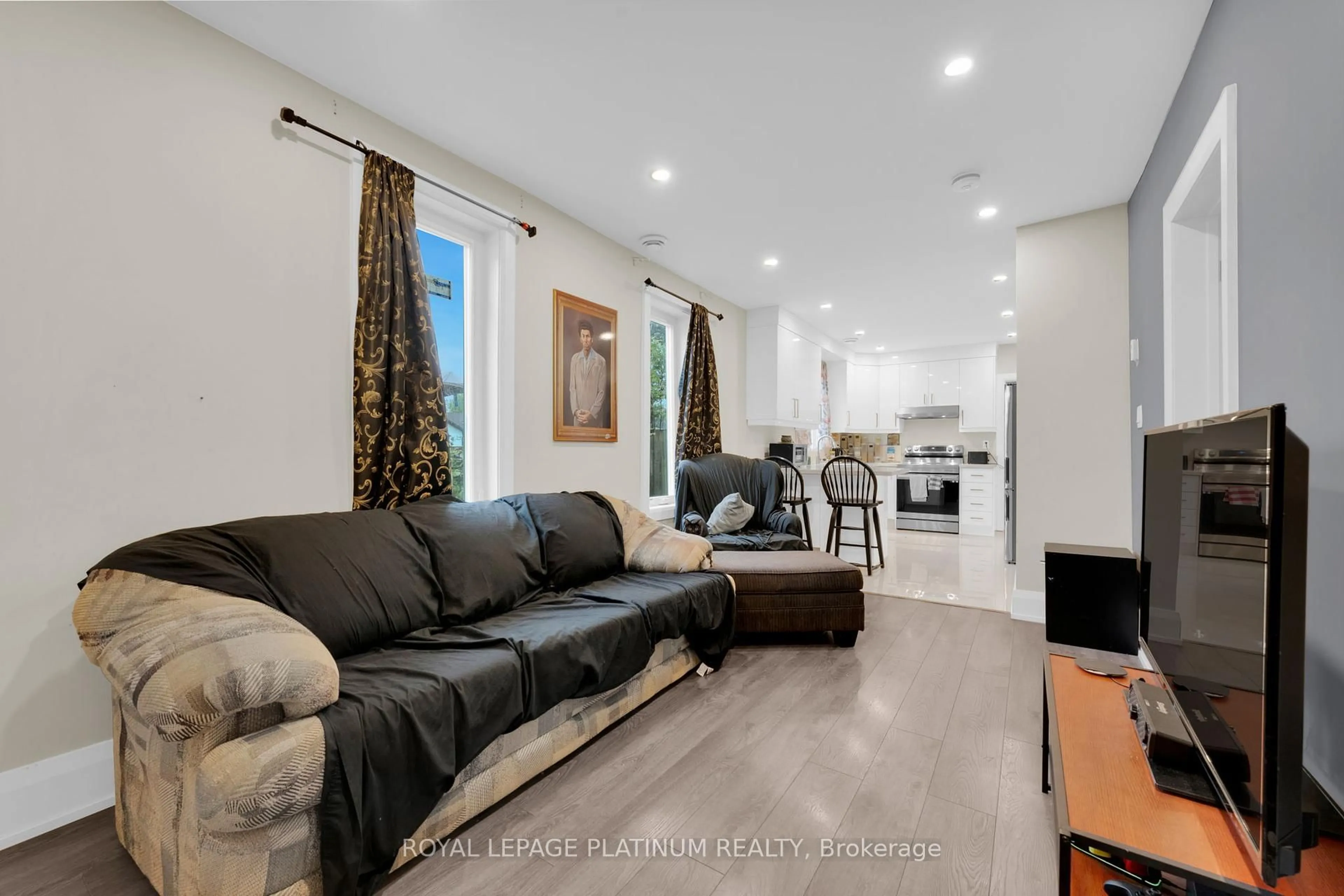 Living room with furniture, unknown for 311-313 Gilmore Rd, Fort Erie Ontario L2A 2M9