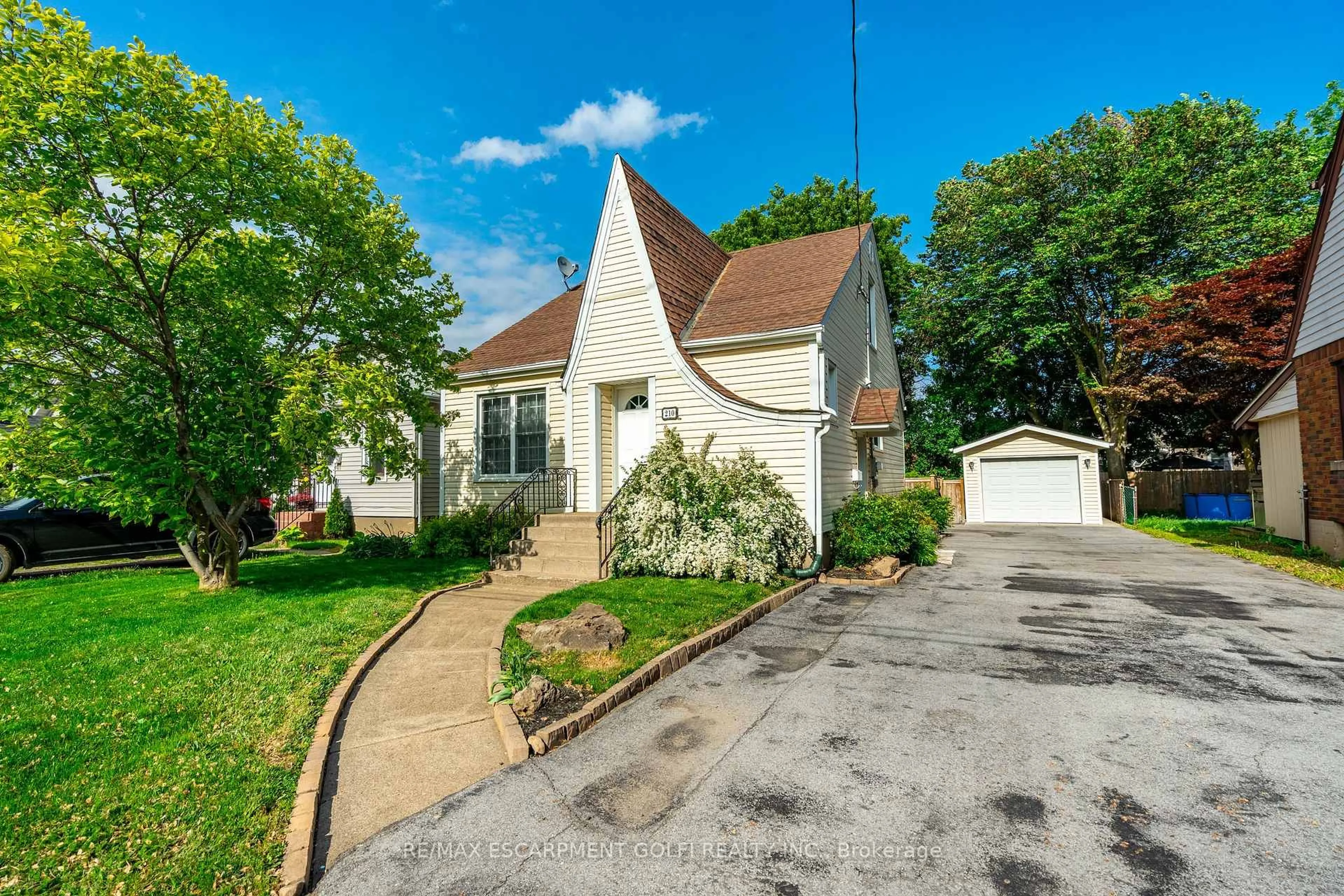 A pic from outside/outdoor area/front of a property/back of a property/a pic from drone, street for 210 Vine St, St. Catharines Ontario L2M 4S8