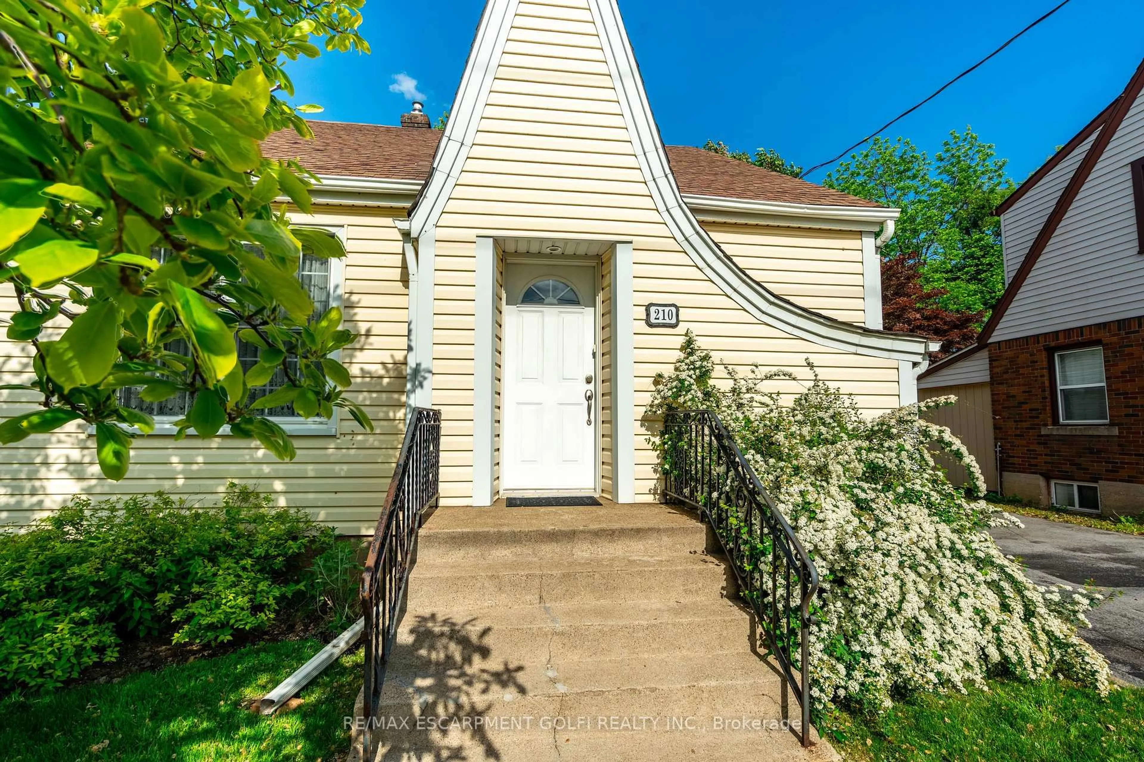 Unknown for 210 Vine St, St. Catharines Ontario L2M 4S8