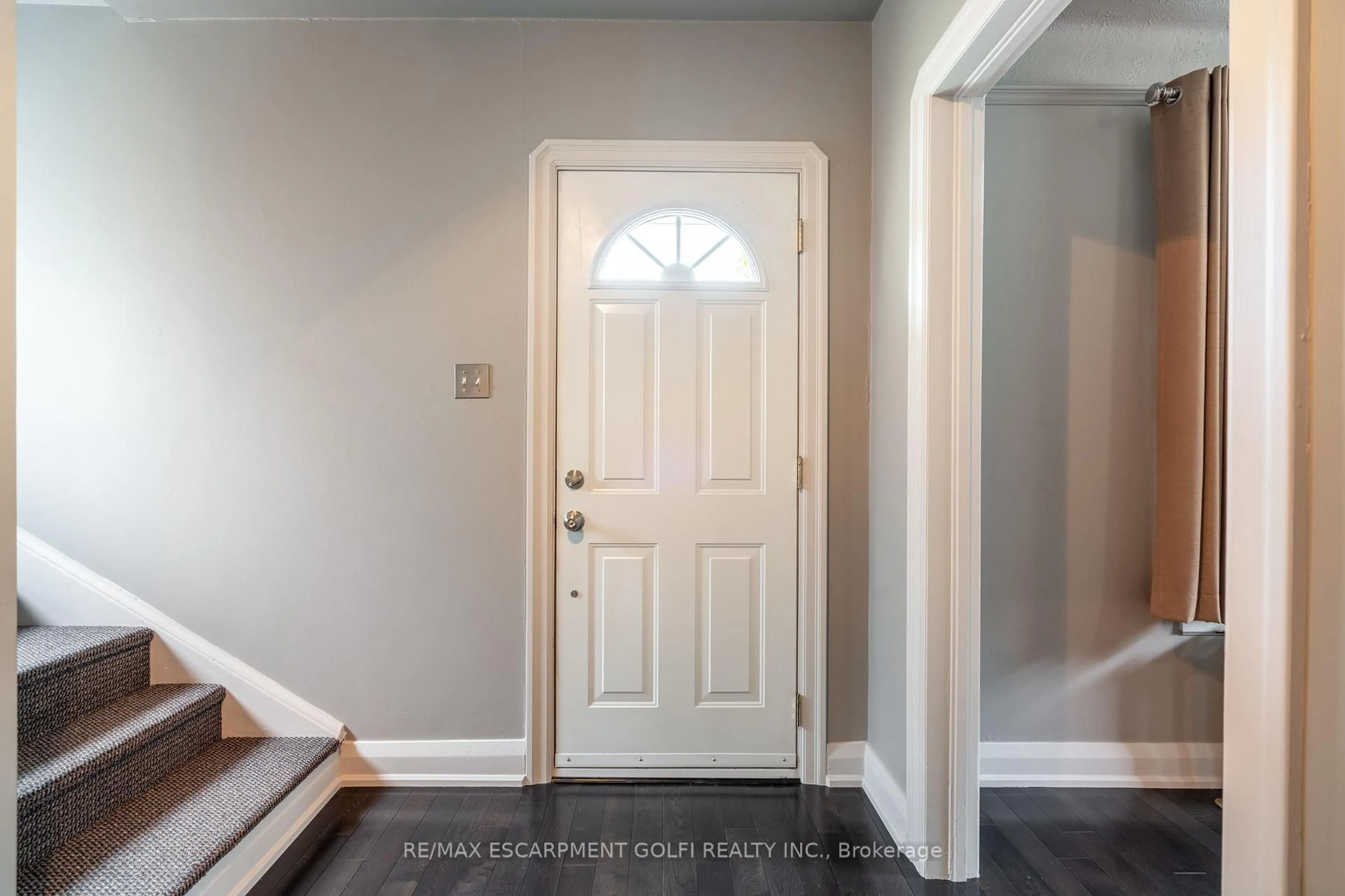 Indoor entryway for 210 Vine St, St. Catharines Ontario L2M 4S8