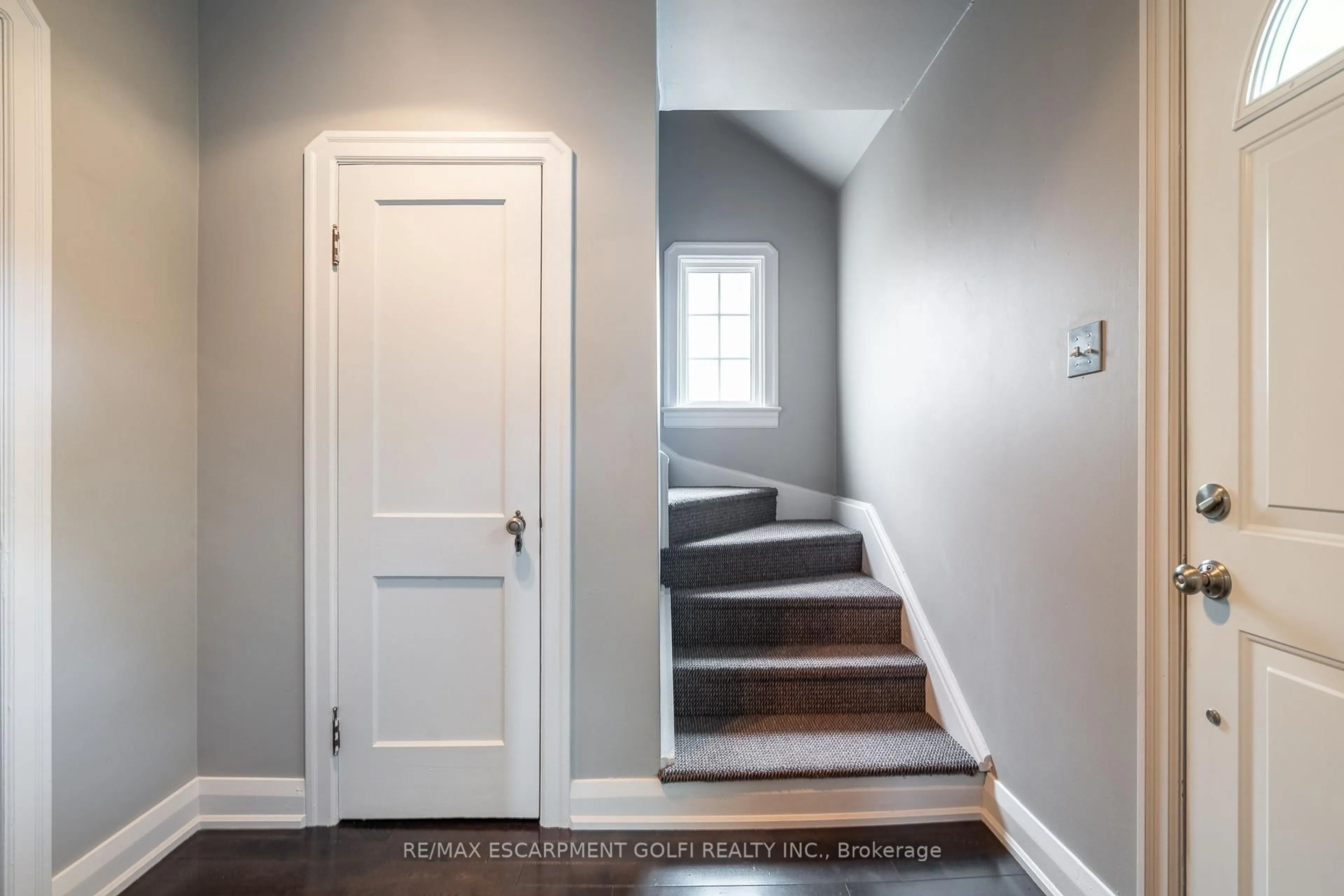 Indoor entryway for 210 Vine St, St. Catharines Ontario L2M 4S8