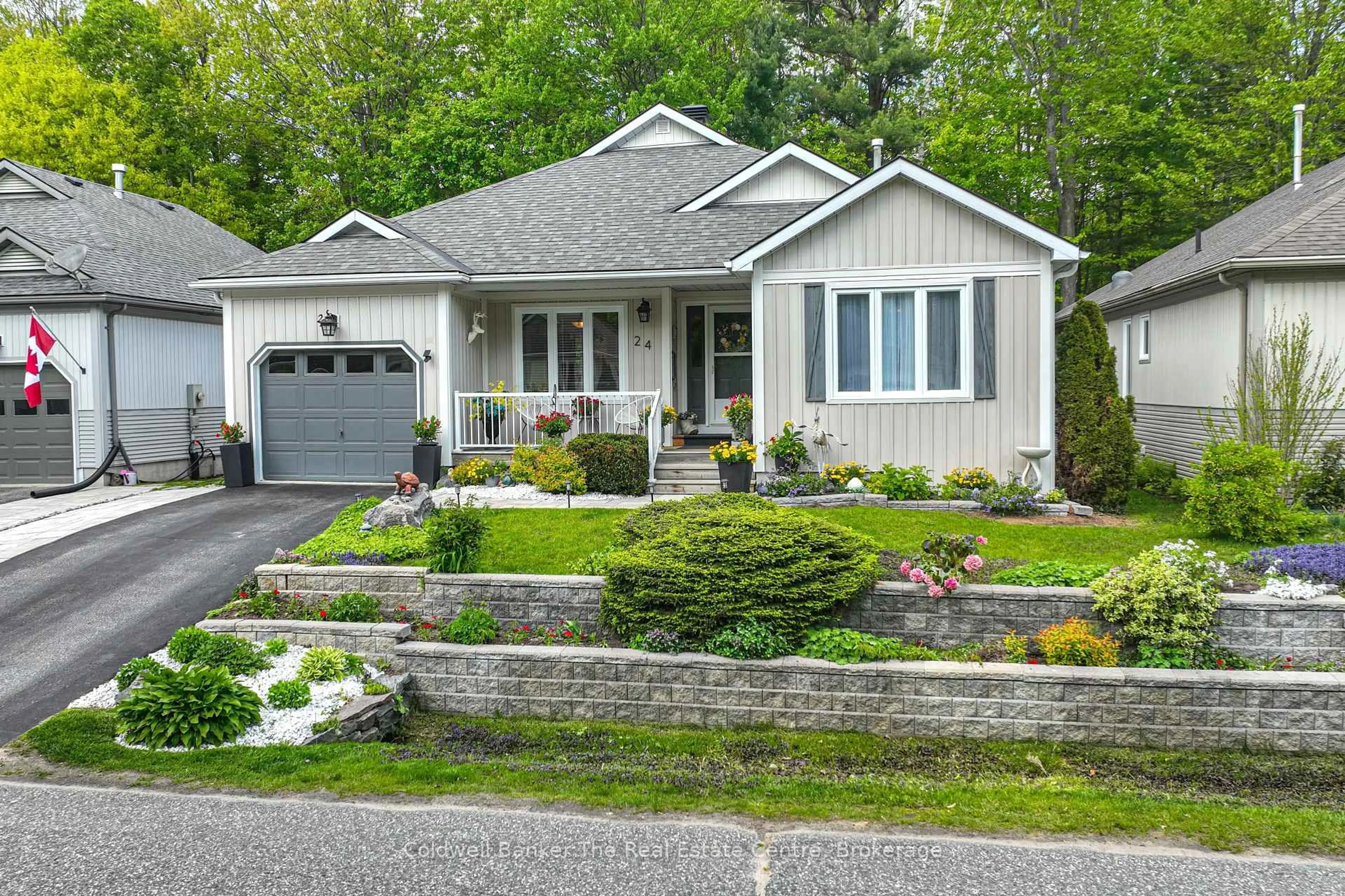 Home with vinyl exterior material, street for 24 Woodmans Chart N/A, Gravenhurst Ontario P1P 1Y4
