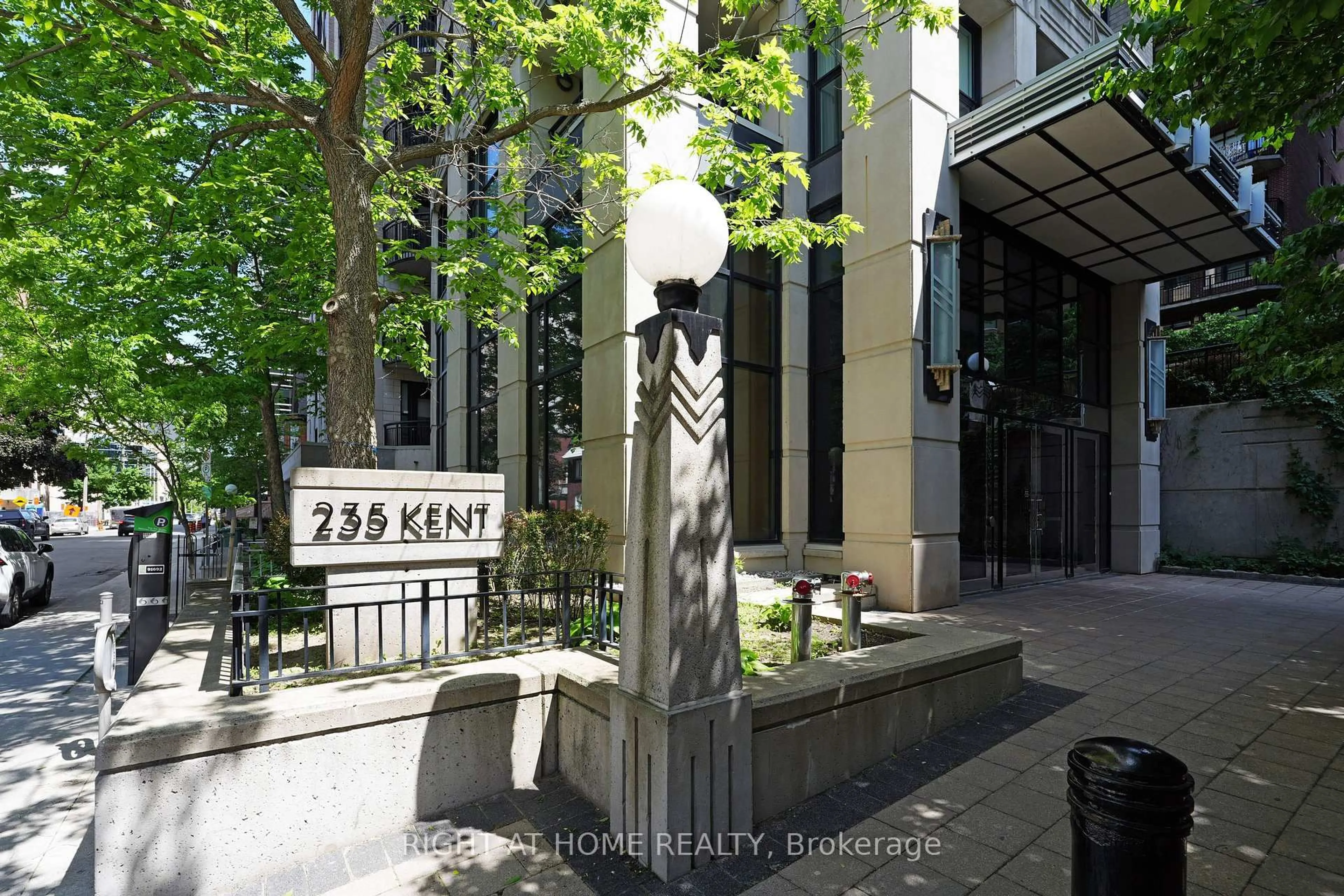 Indoor foyer for 235 Kent St #1210, Ottawa Ontario K2P 1Z9