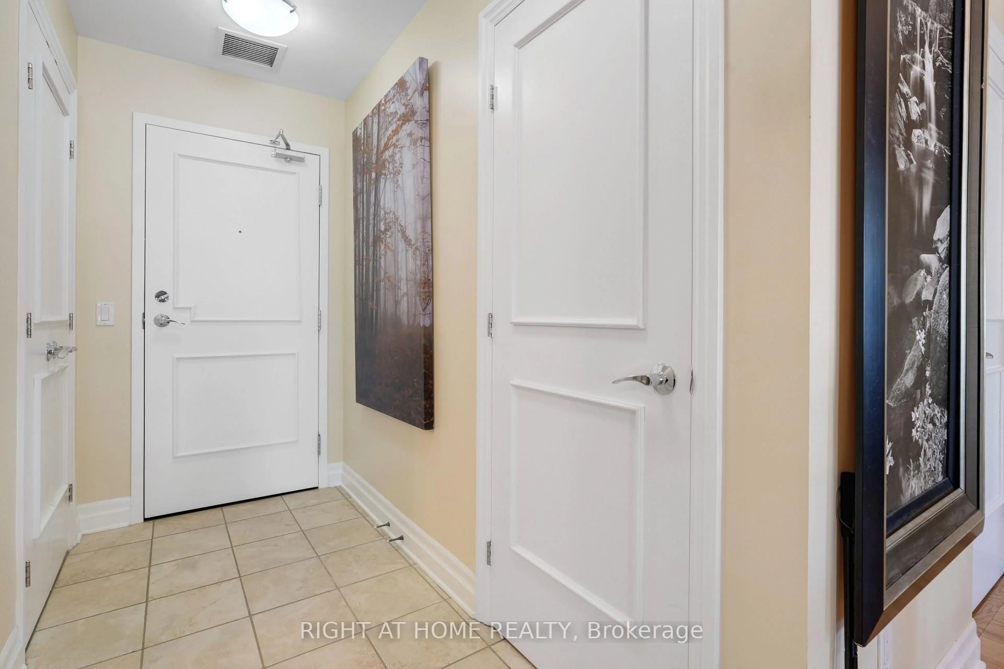 Indoor entryway for 235 Kent St #1210, Ottawa Ontario K2P 1Z9