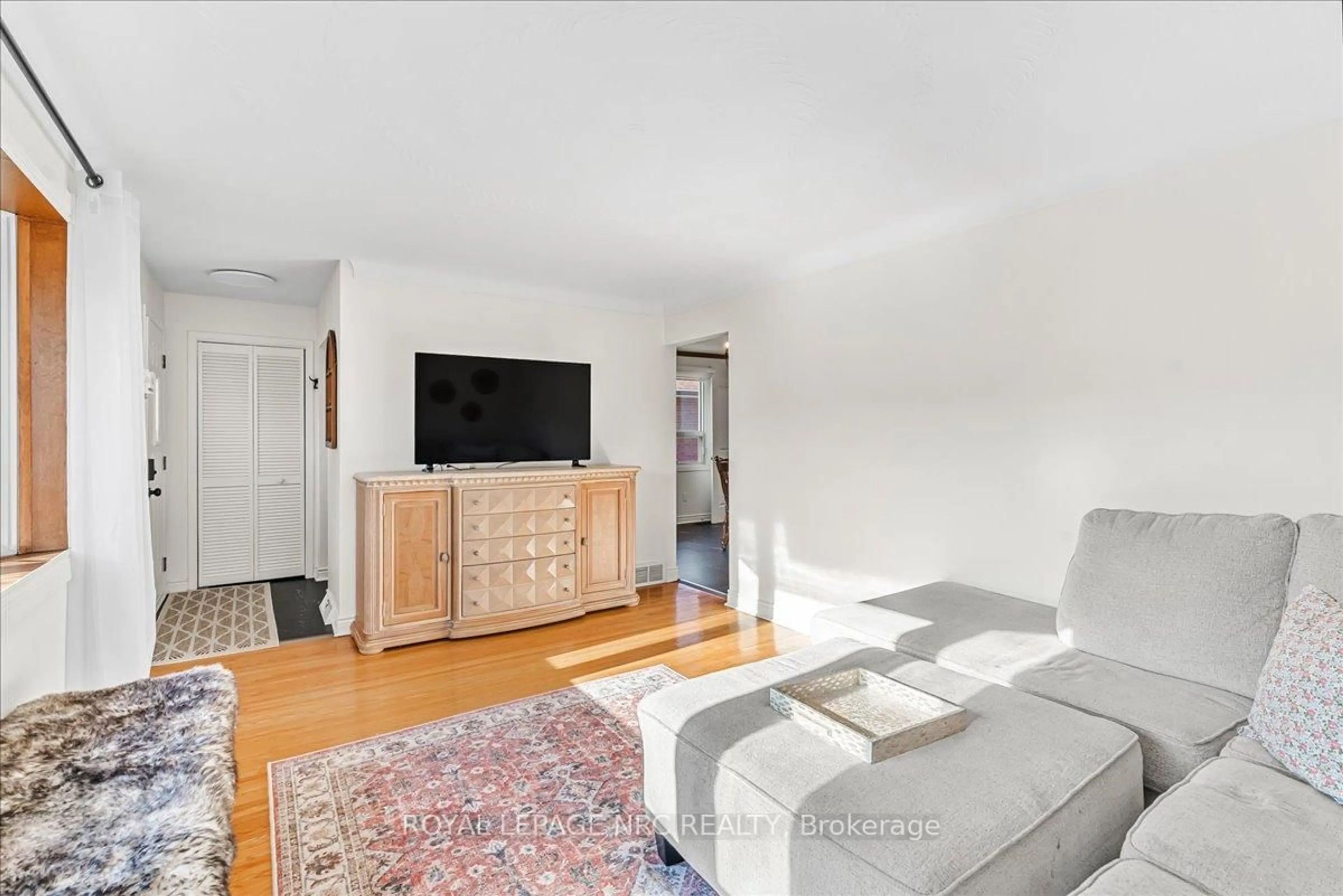 Living room with furniture, unknown for 52 Northhaven Rd, Welland Ontario L3C 1X1