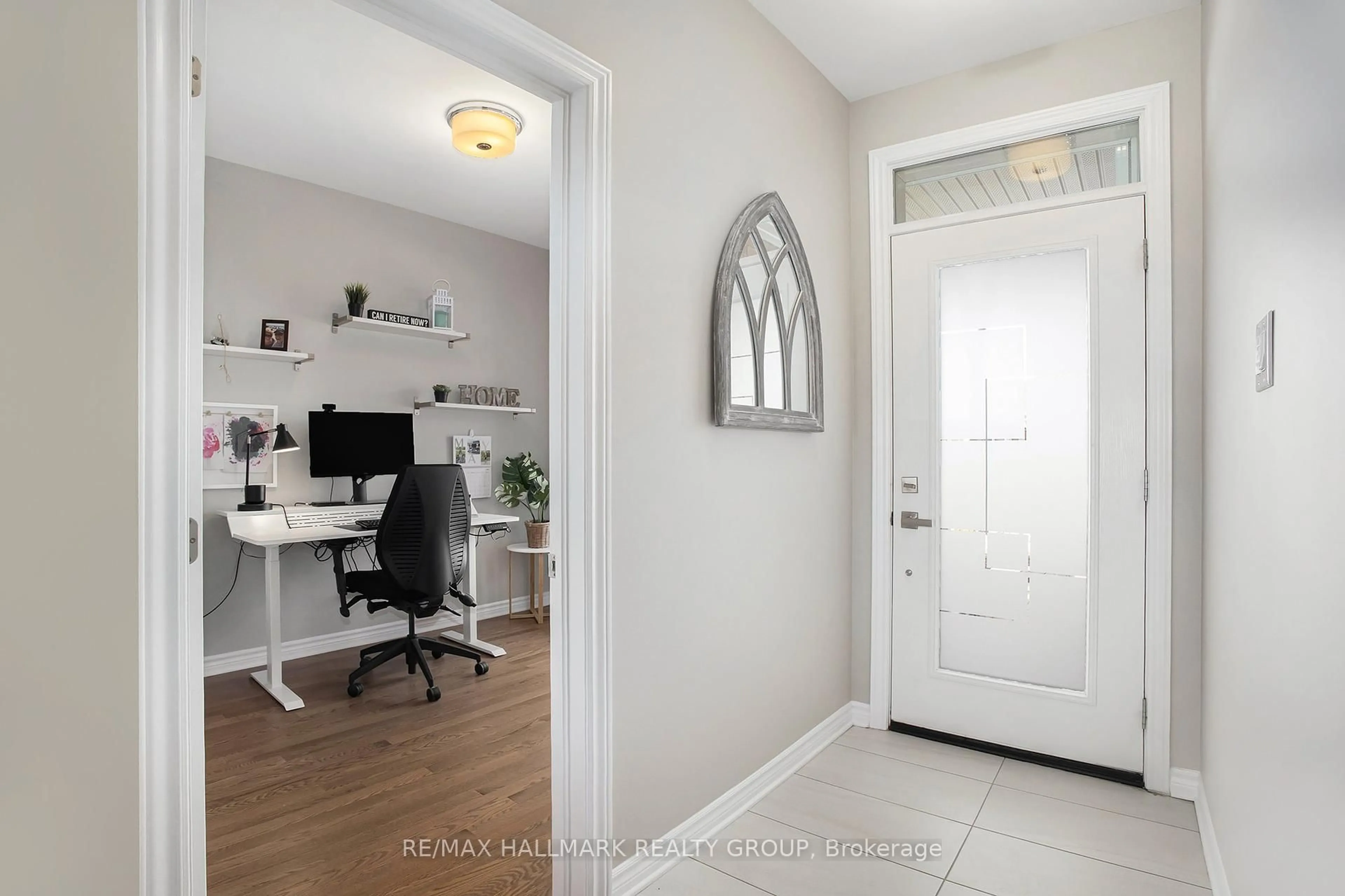 Indoor entryway for 86 Kayenta St, Ottawa Ontario K2S 2K7