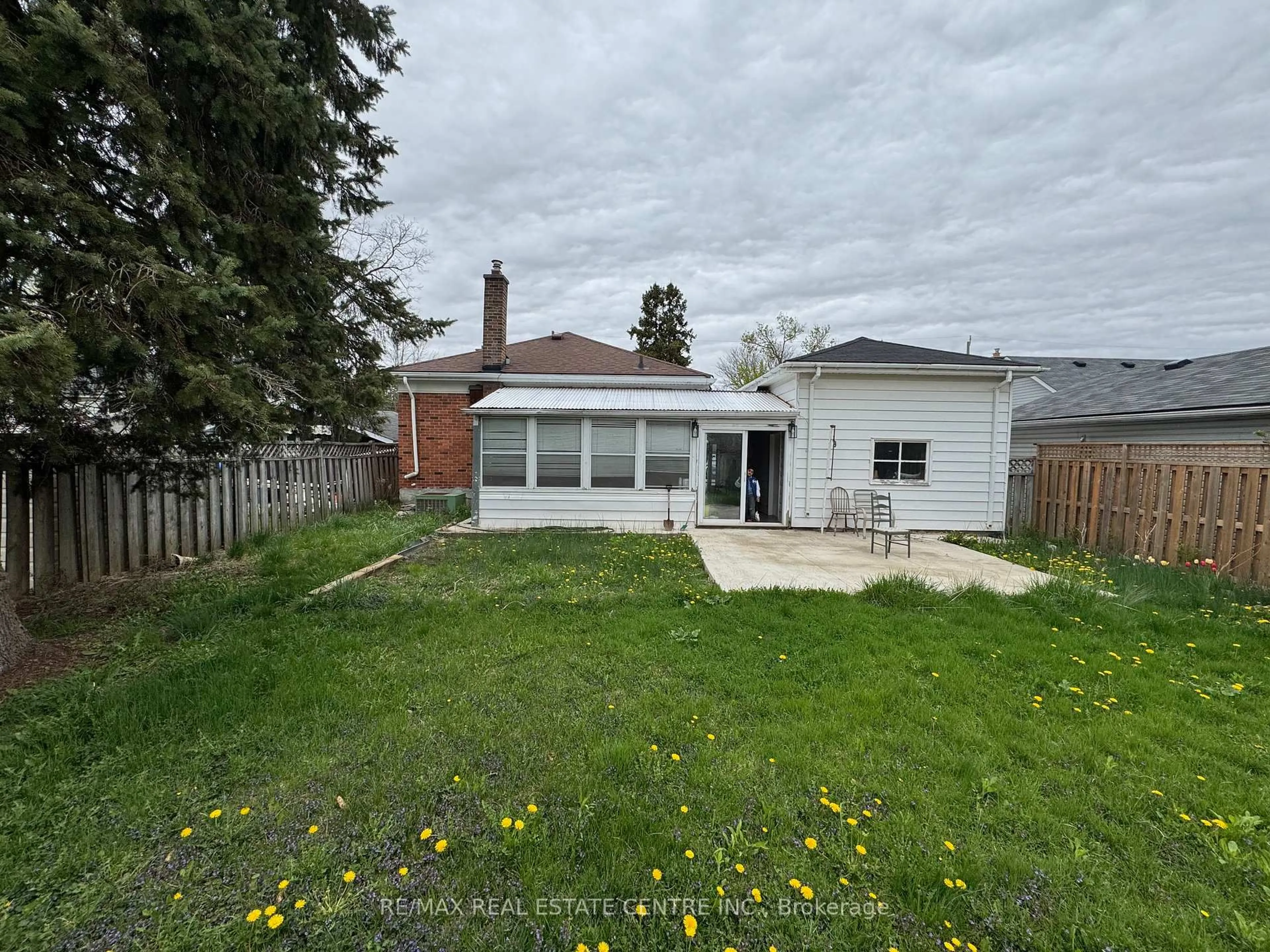 A pic from outside/outdoor area/front of a property/back of a property/a pic from drone, street for 20 Charles St, Brantford Ontario N3T 1B1
