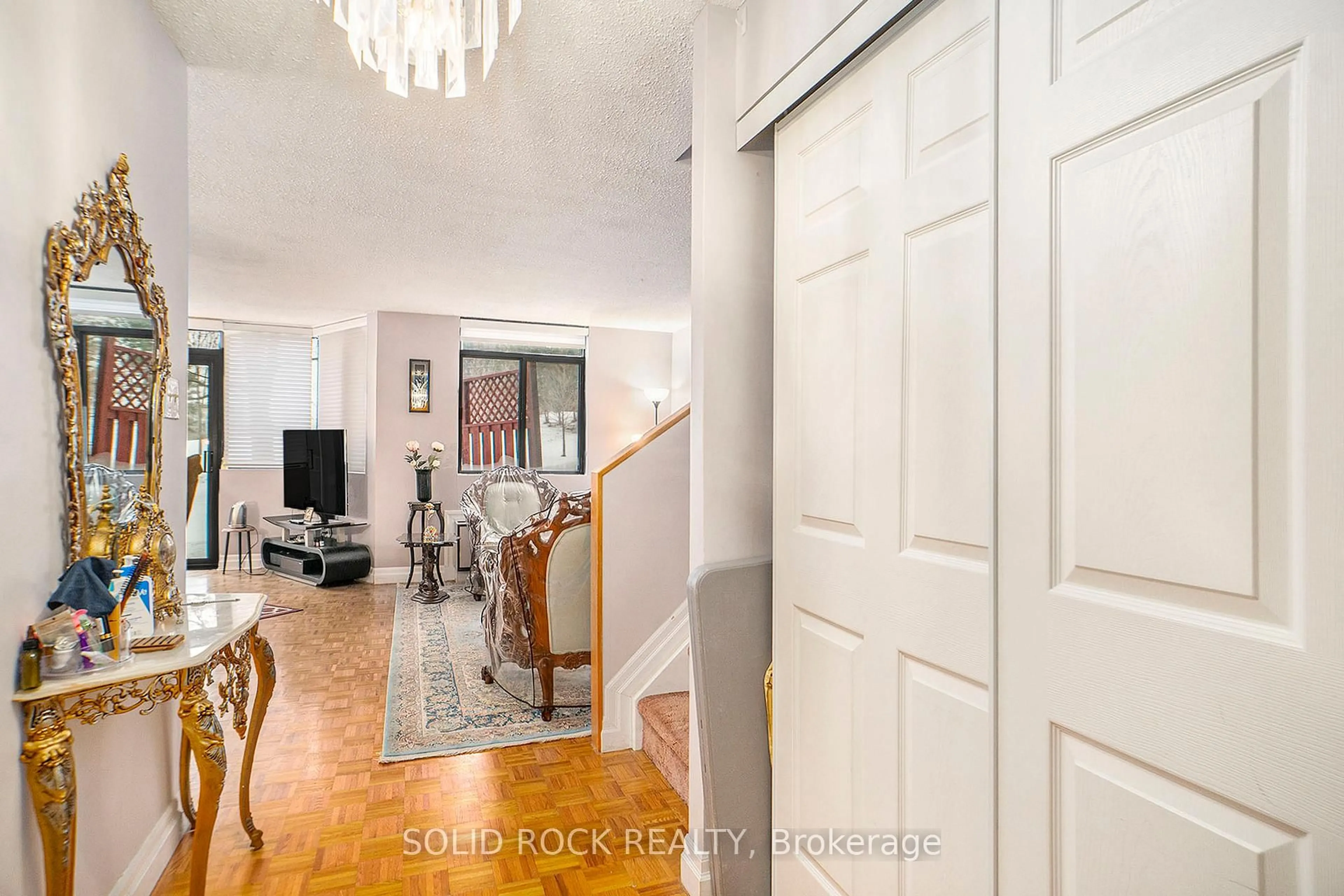 Indoor foyer for 2871 Richmond Rd #108, Ottawa Ontario K2B 8M5