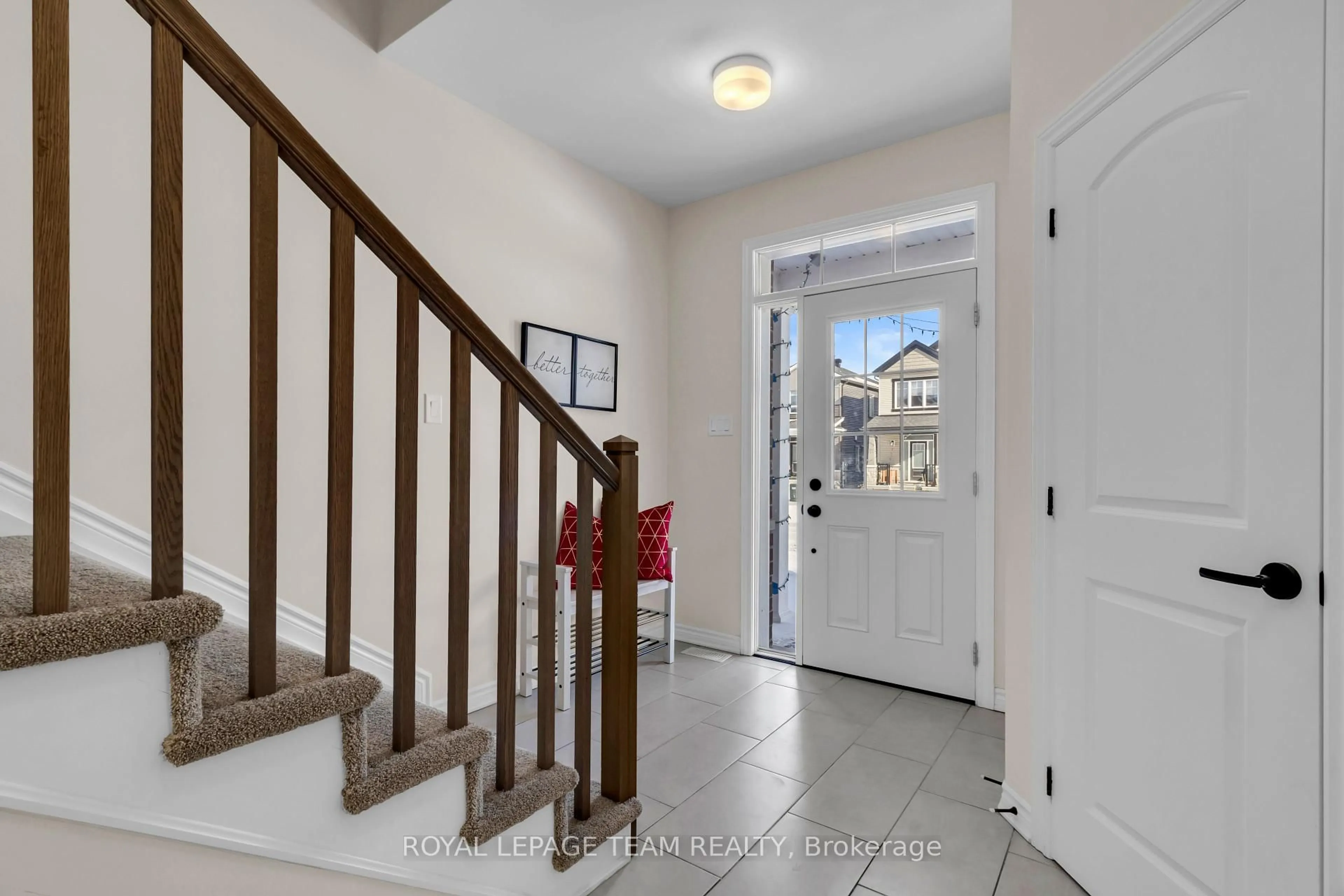 Indoor entryway for 906 Nokomis Pl, Ottawa Ontario K2J 6T2