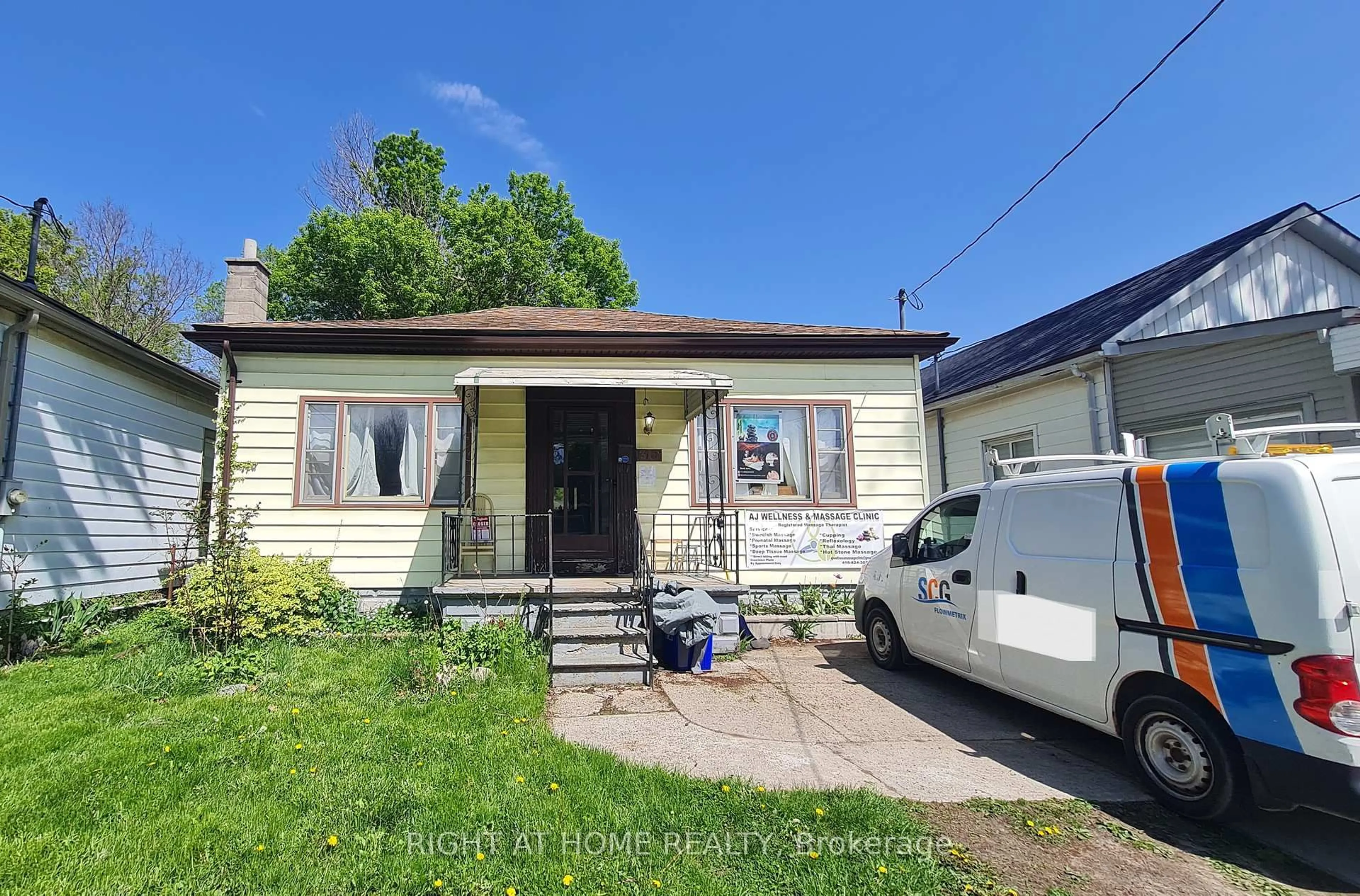 A pic from outside/outdoor area/front of a property/back of a property/a pic from drone, street for 310 Grey St, London East Ontario N6B 1G6