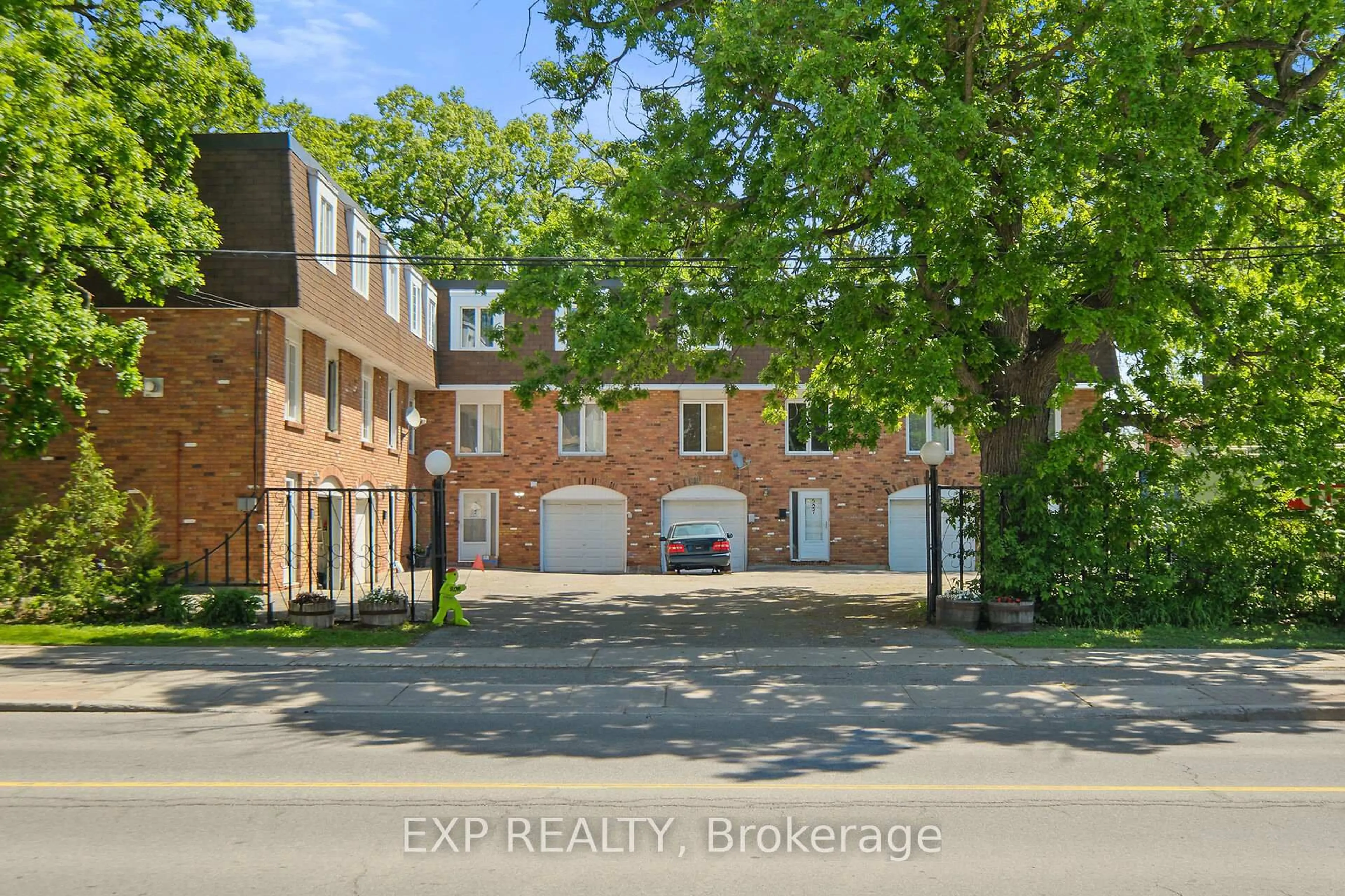 A pic from outside/outdoor area/front of a property/back of a property/a pic from drone, street for 523 Churchill Ave, Ottawa Ontario K1Z 5E4