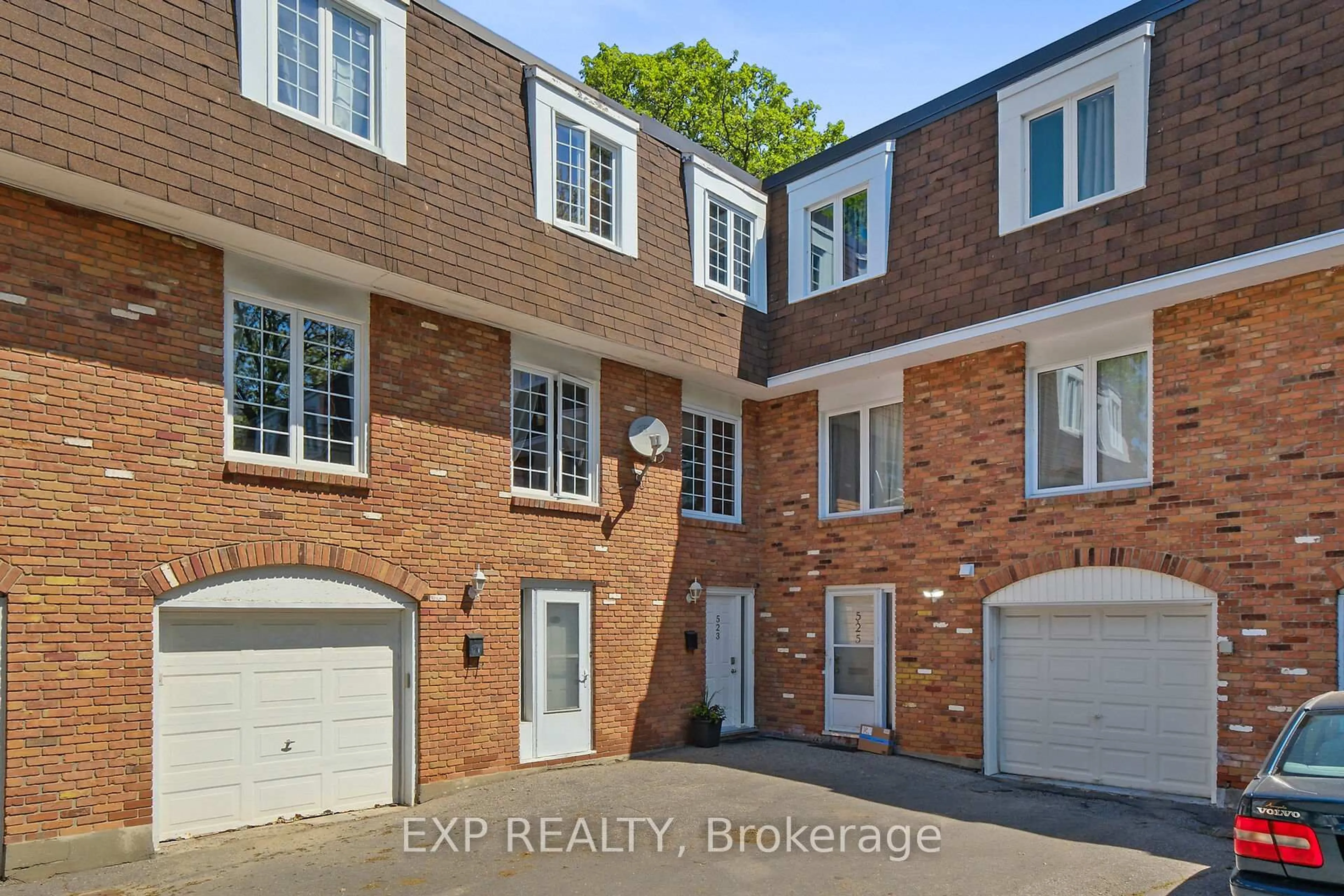 A pic from outside/outdoor area/front of a property/back of a property/a pic from drone, street for 523 Churchill Ave, Ottawa Ontario K1Z 5E4