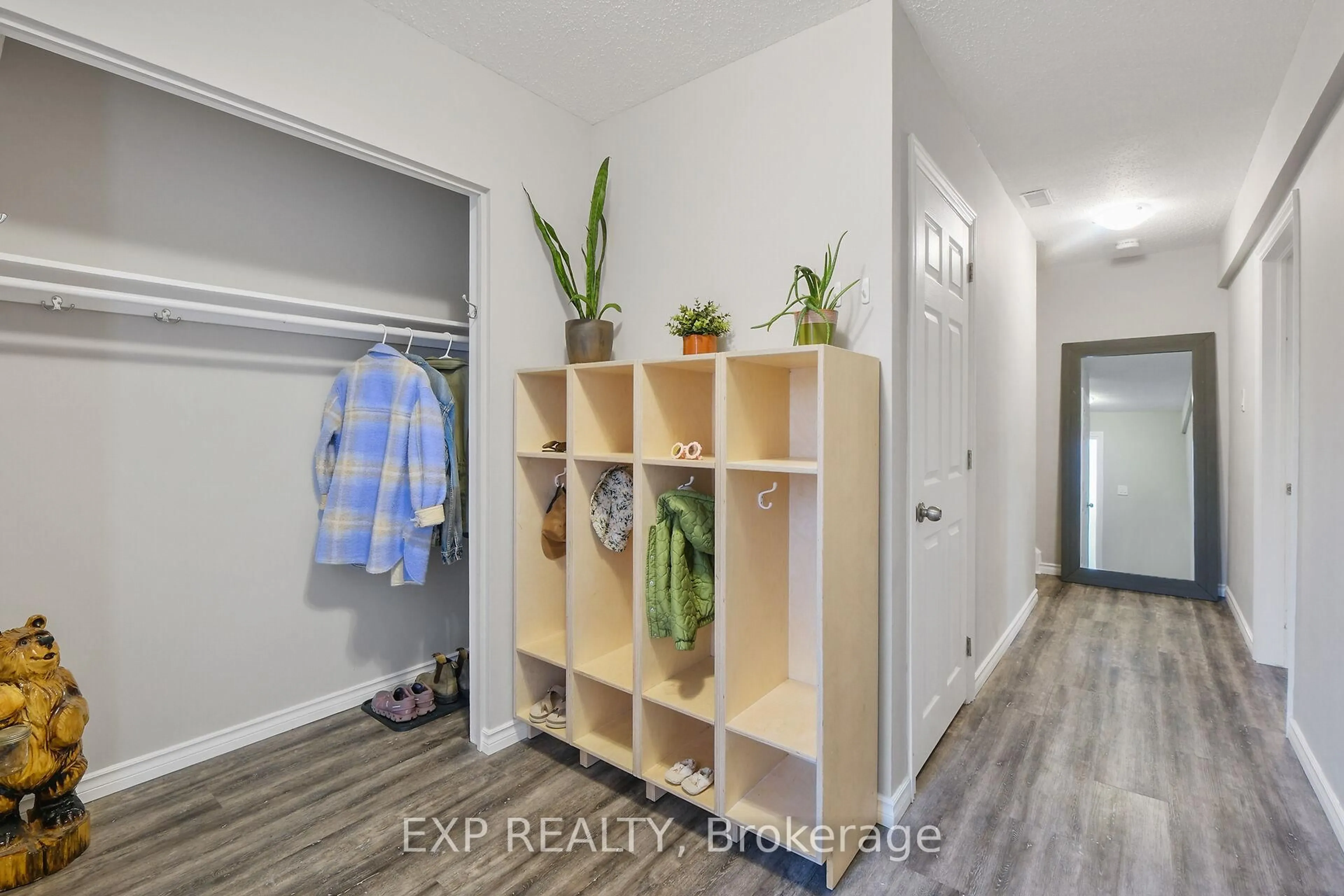 Indoor entryway for 523 Churchill Ave, Ottawa Ontario K1Z 5E4