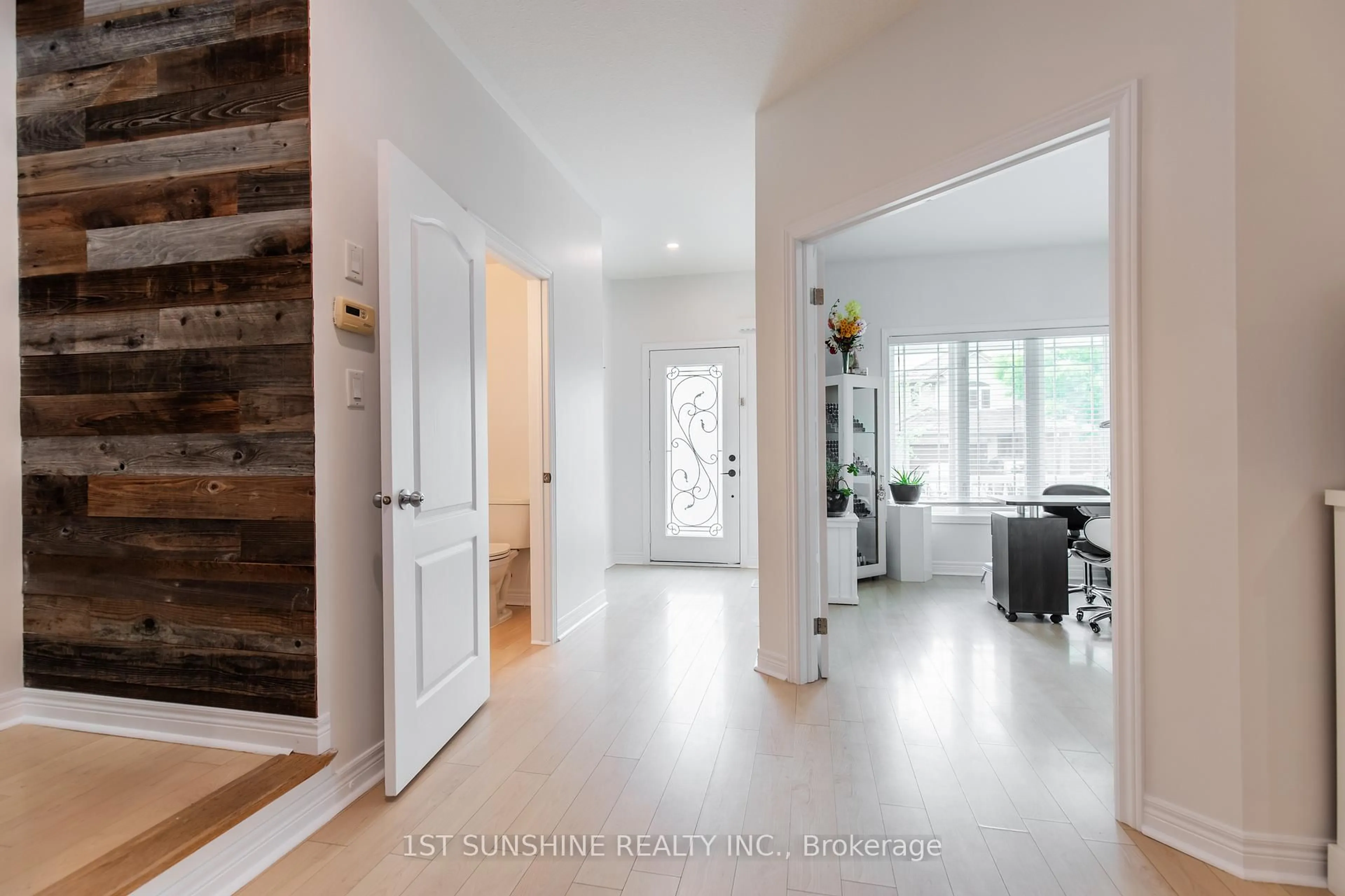 Indoor entryway for 233 SPRINGVALLEY Cres, Hamilton Ontario L9C 0B3