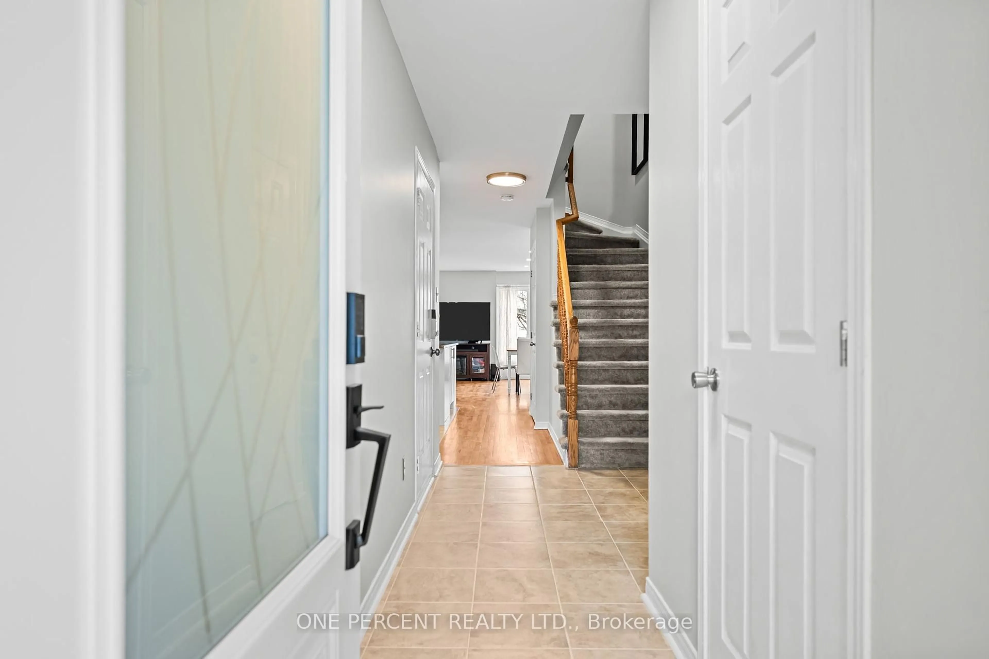 Indoor entryway for 137 Topham Terr, Orleans Ontario K4A 5B7