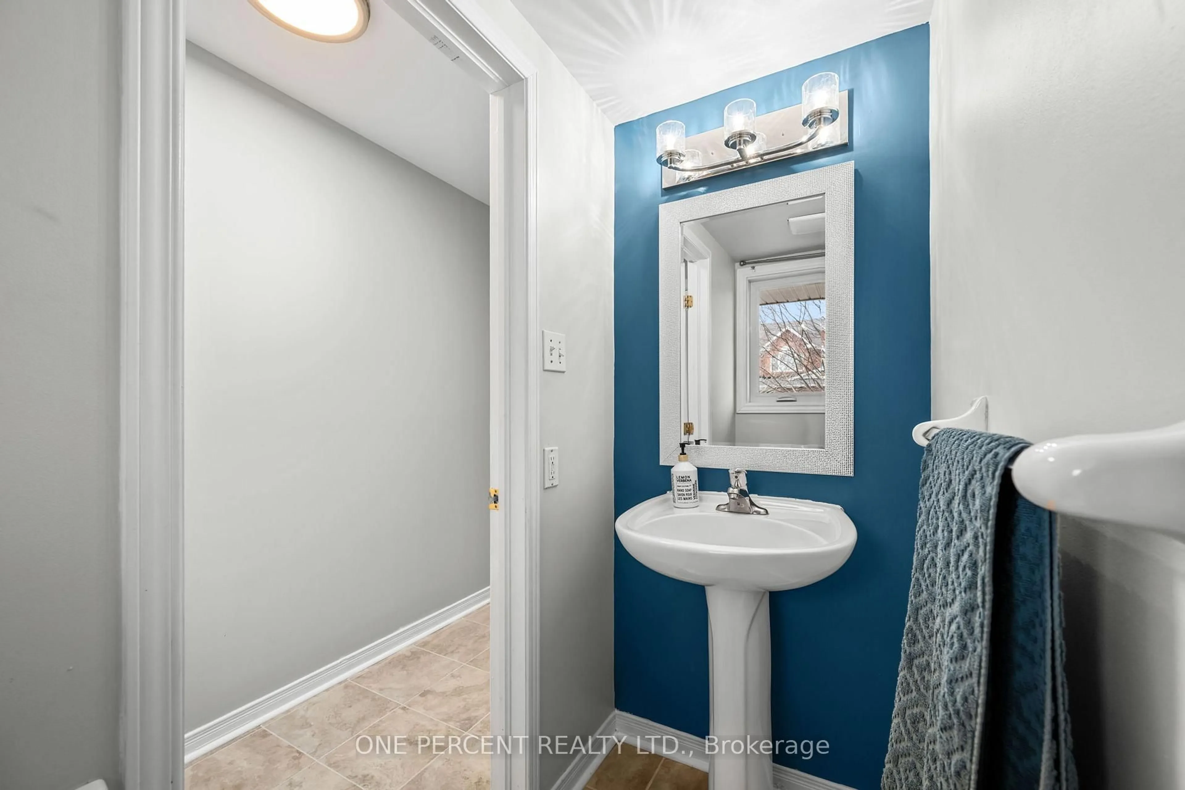 Standard bathroom, ceramic/tile floor for 137 Topham Terr, Orleans Ontario K4A 5B7