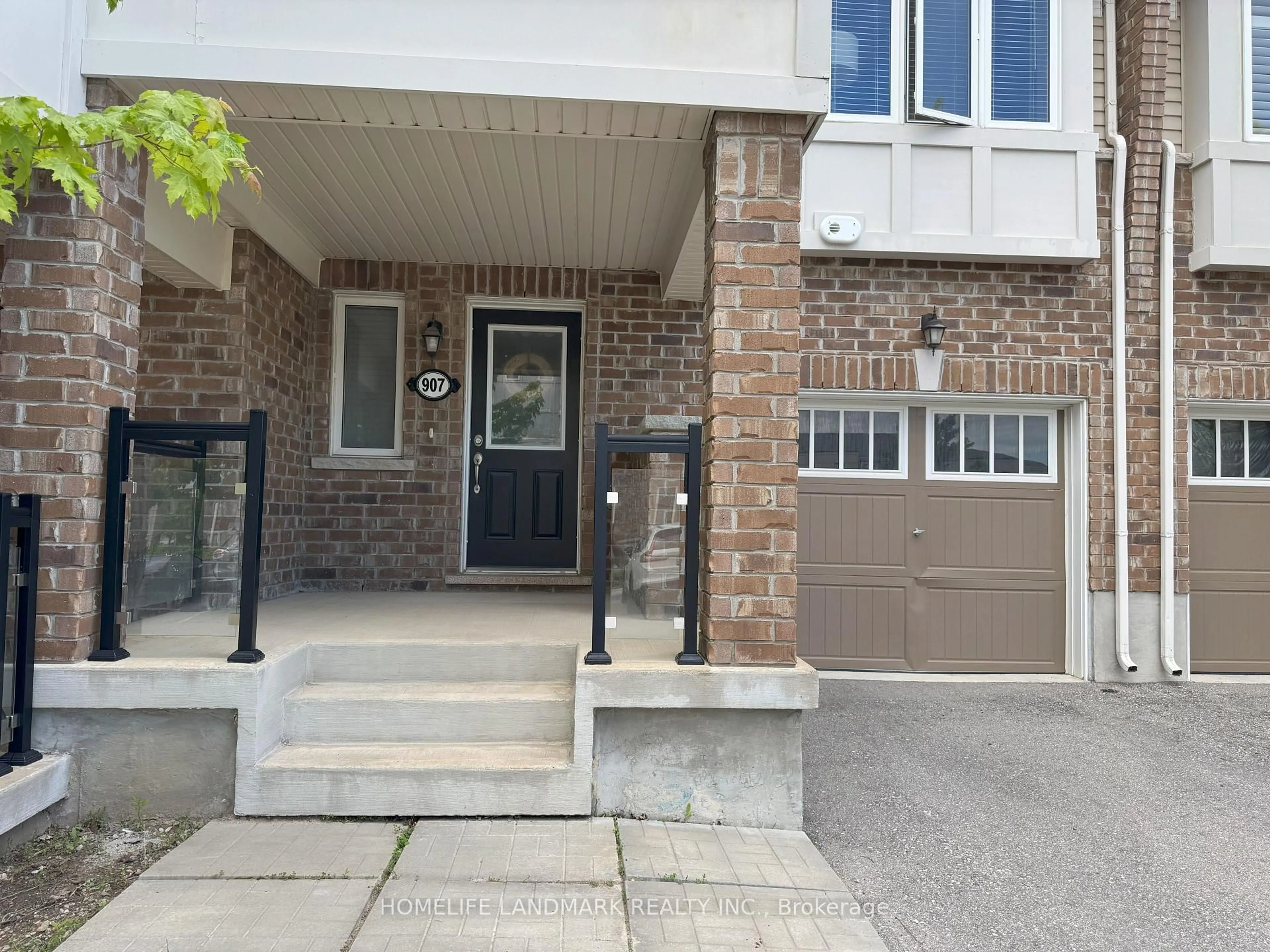 Indoor entryway for 907 Apple Hill Lane, Kitchener Ontario N2R 0L7