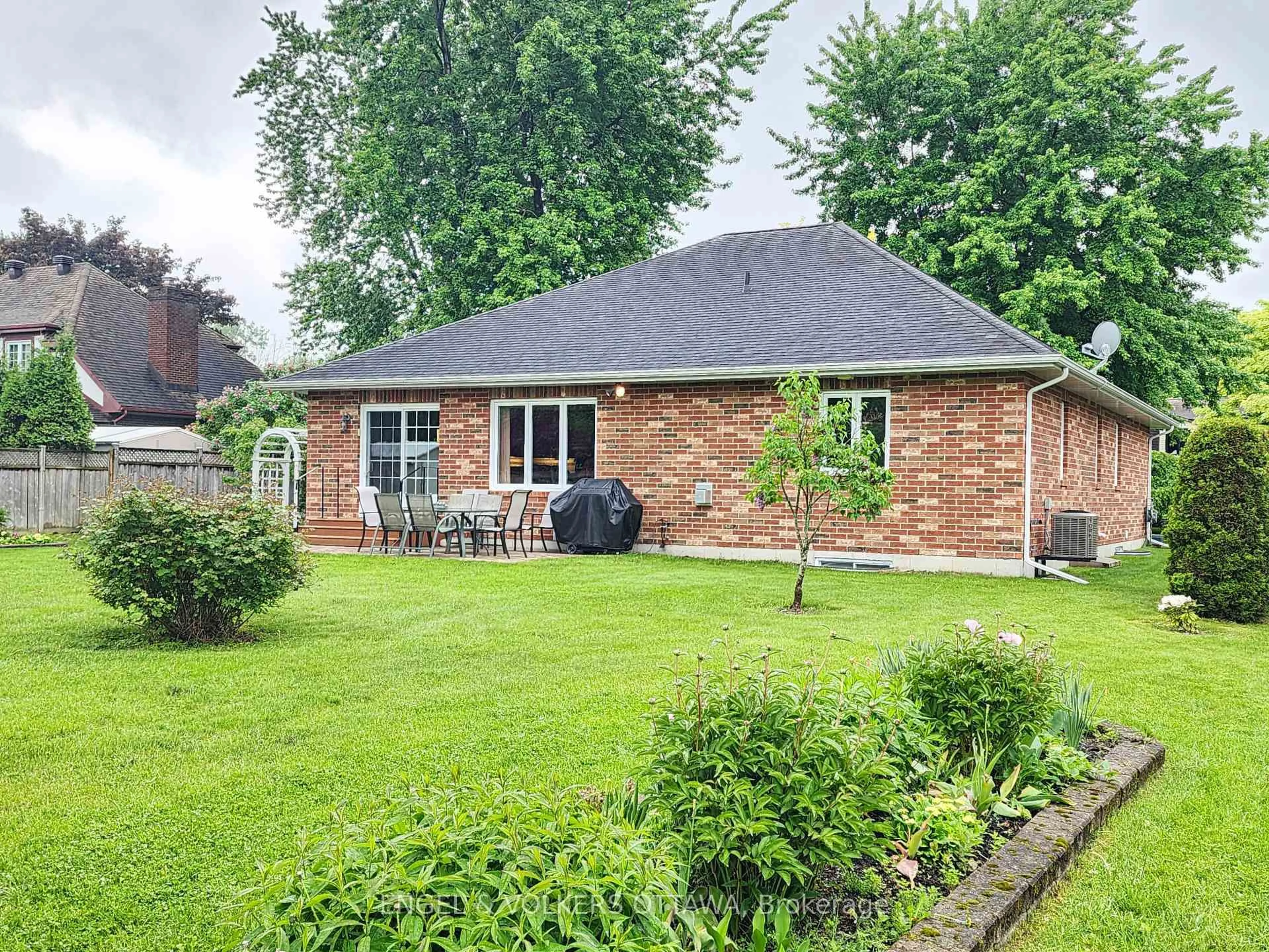 A pic from outside/outdoor area/front of a property/back of a property/a pic from drone, street for 1732 Blakely Dr, Cornwall Ontario K6J 5L3