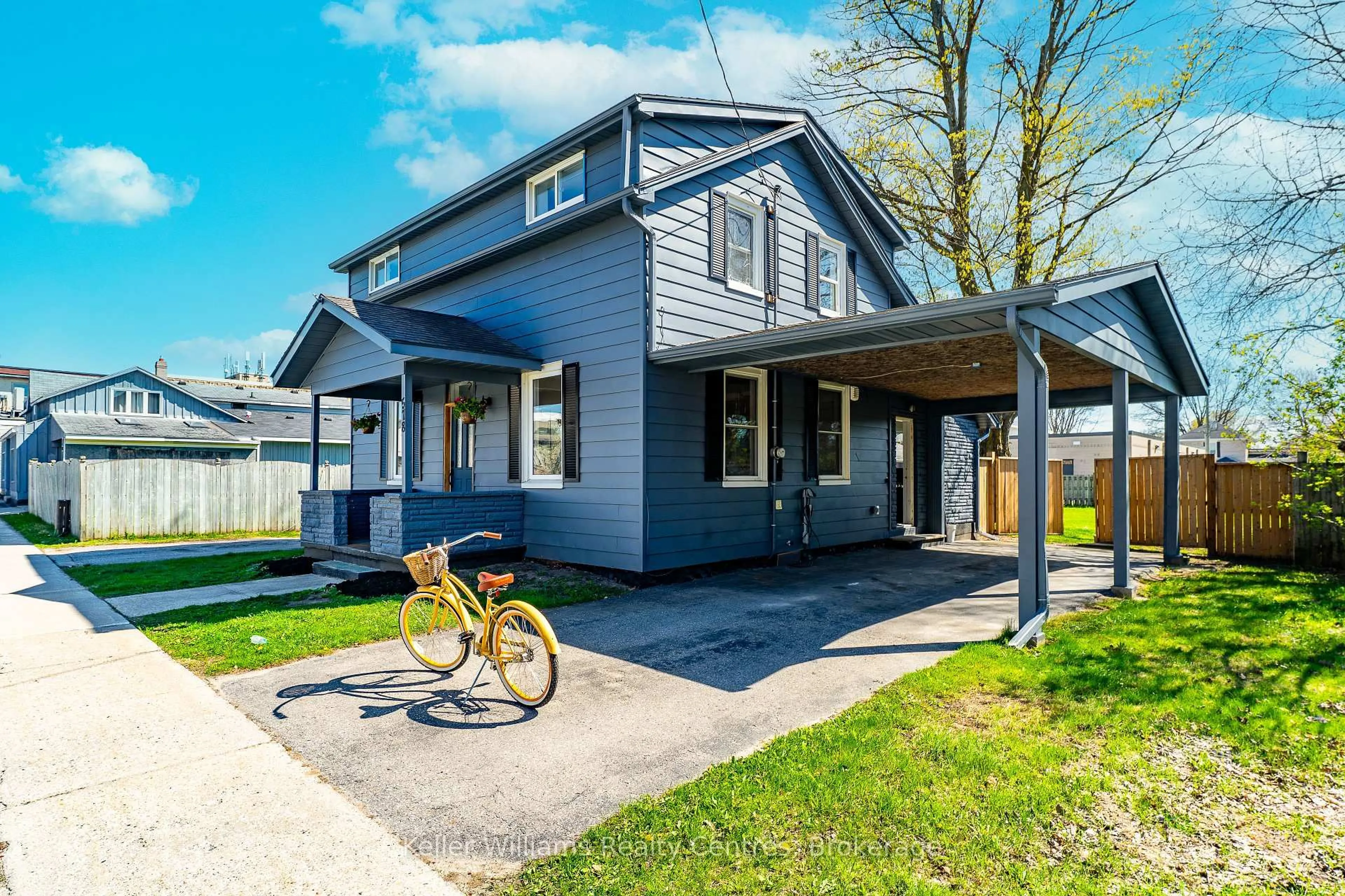 Home with vinyl exterior material, street for 578 Green St, Saugeen Shores Ontario N0H 2C1