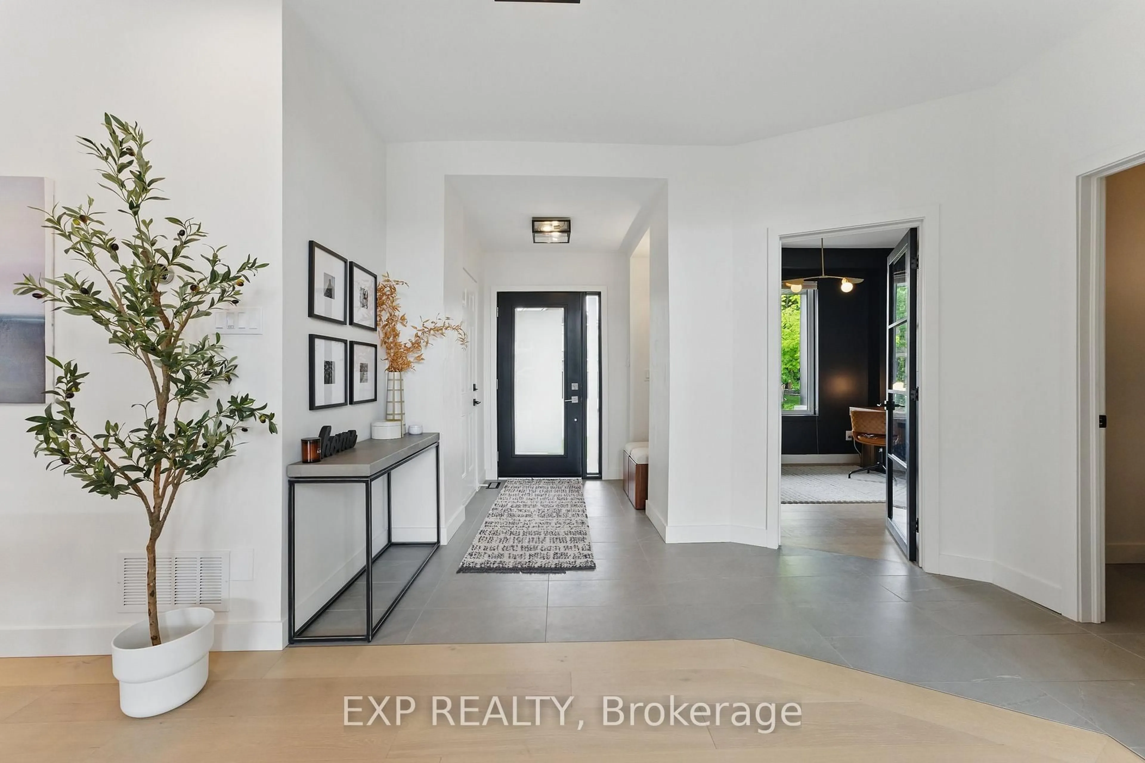 Indoor entryway for 709 Owls Cabin Ave, Ottawa Ontario K1V 1X1