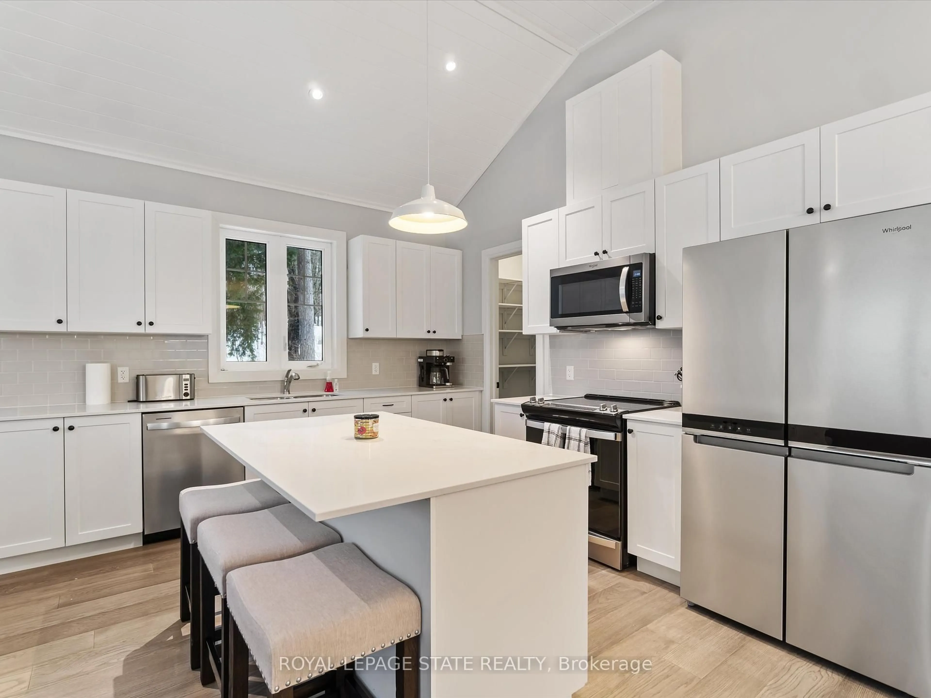 Open concept kitchen, ceramic/tile floor for 2054 Peninsula Rd #53, Muskoka Lakes Ontario P0B 1G0