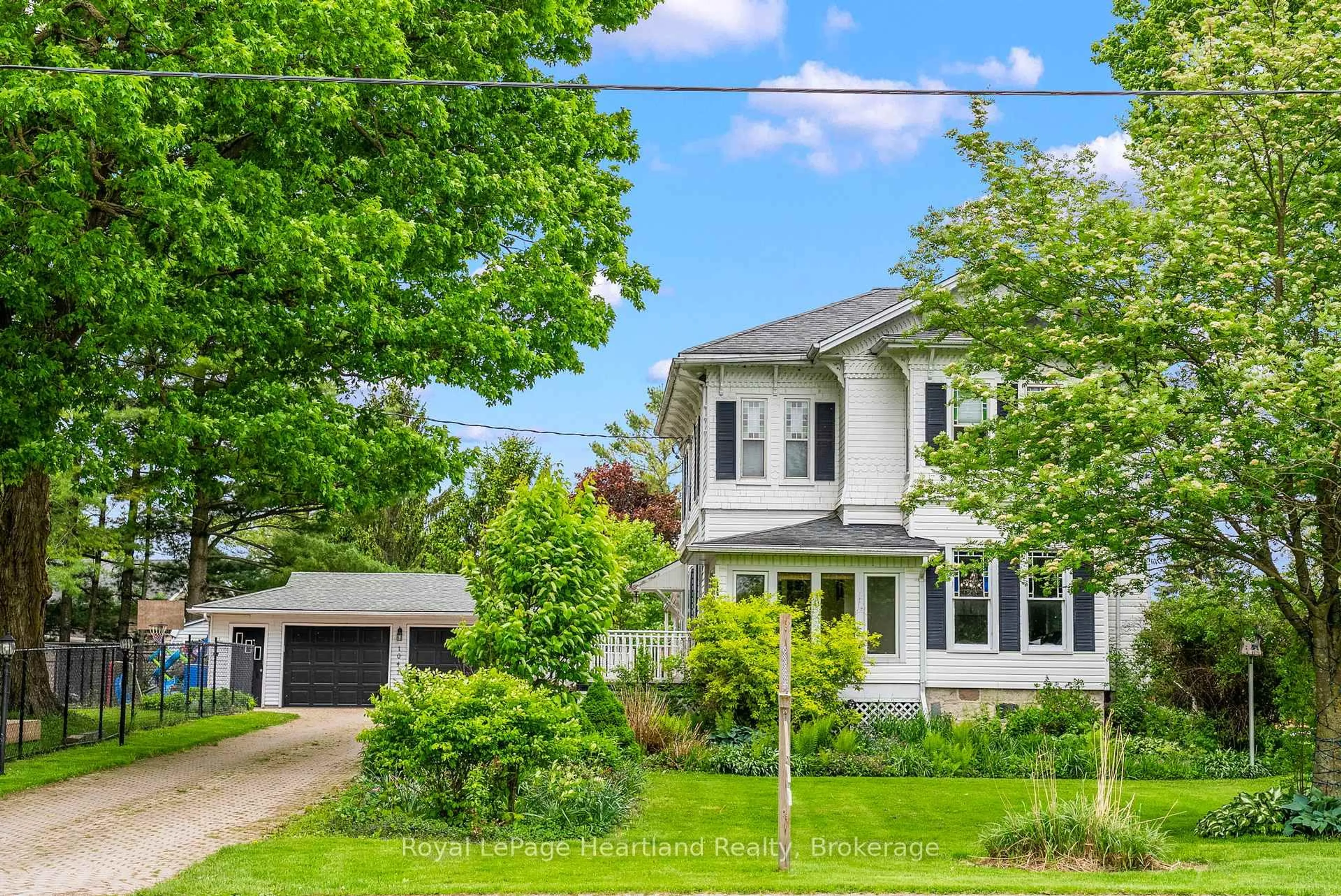 A pic from outside/outdoor area/front of a property/back of a property/a pic from drone, street for 1047 GIBSON St, Howick Ontario N0G 2X0