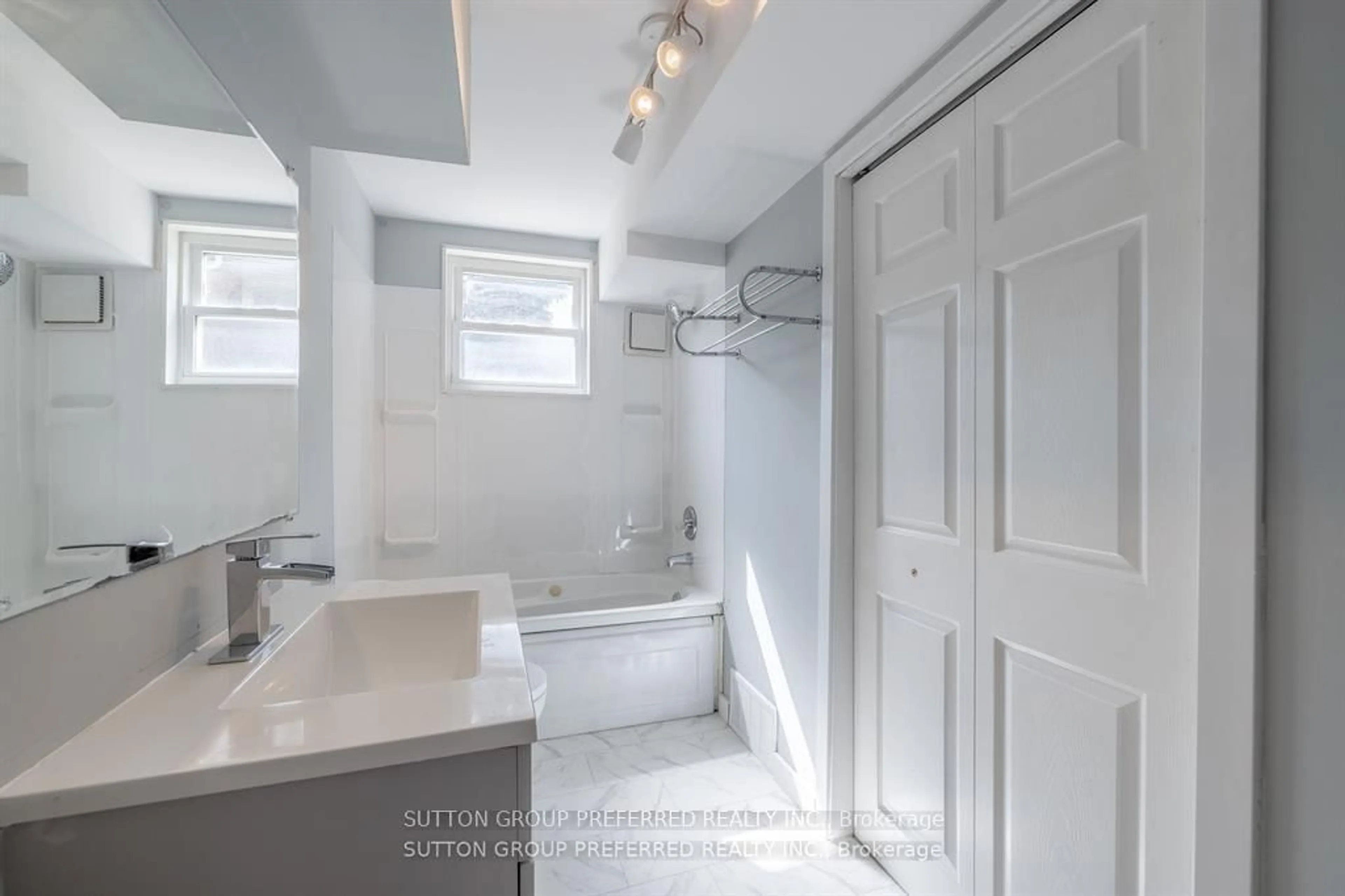 Standard bathroom, ceramic/tile floor for 1287 Sorrel Rd, London East Ontario N5V 2N6