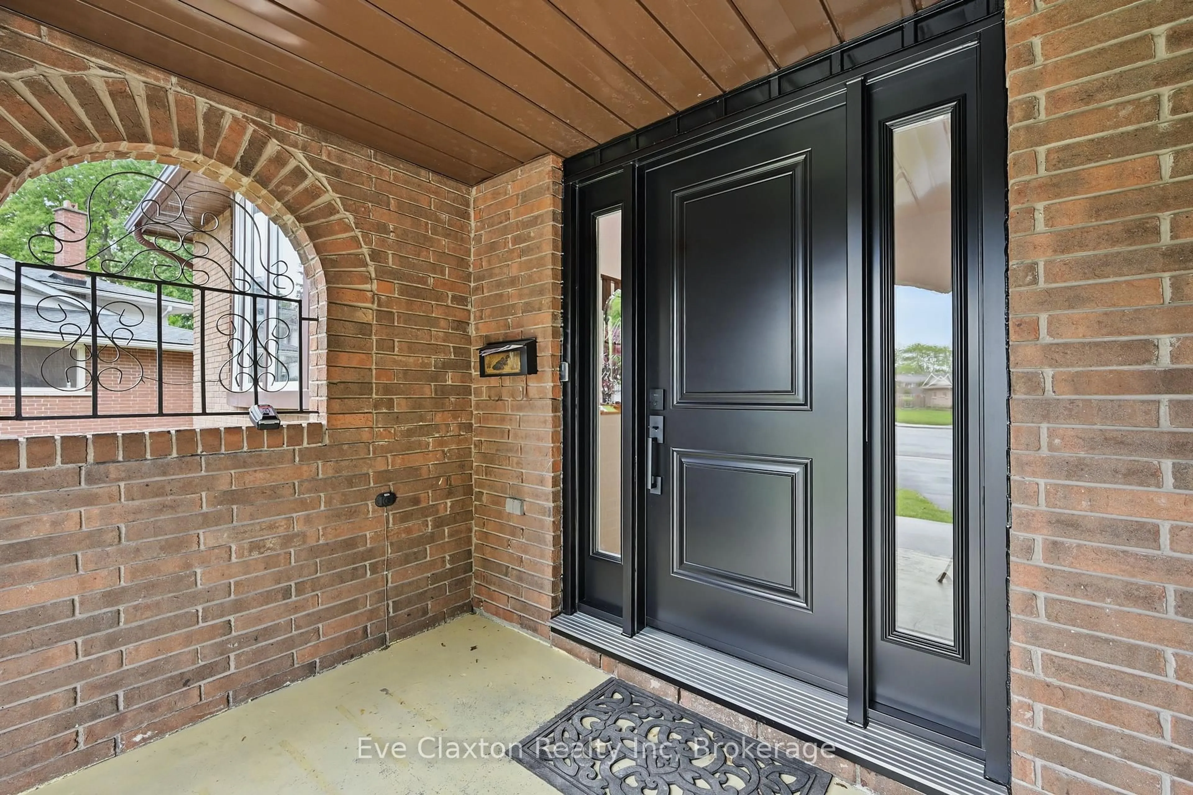 Indoor entryway for 50 Sherwood Forest Tr, Welland Ontario L3C 5X6