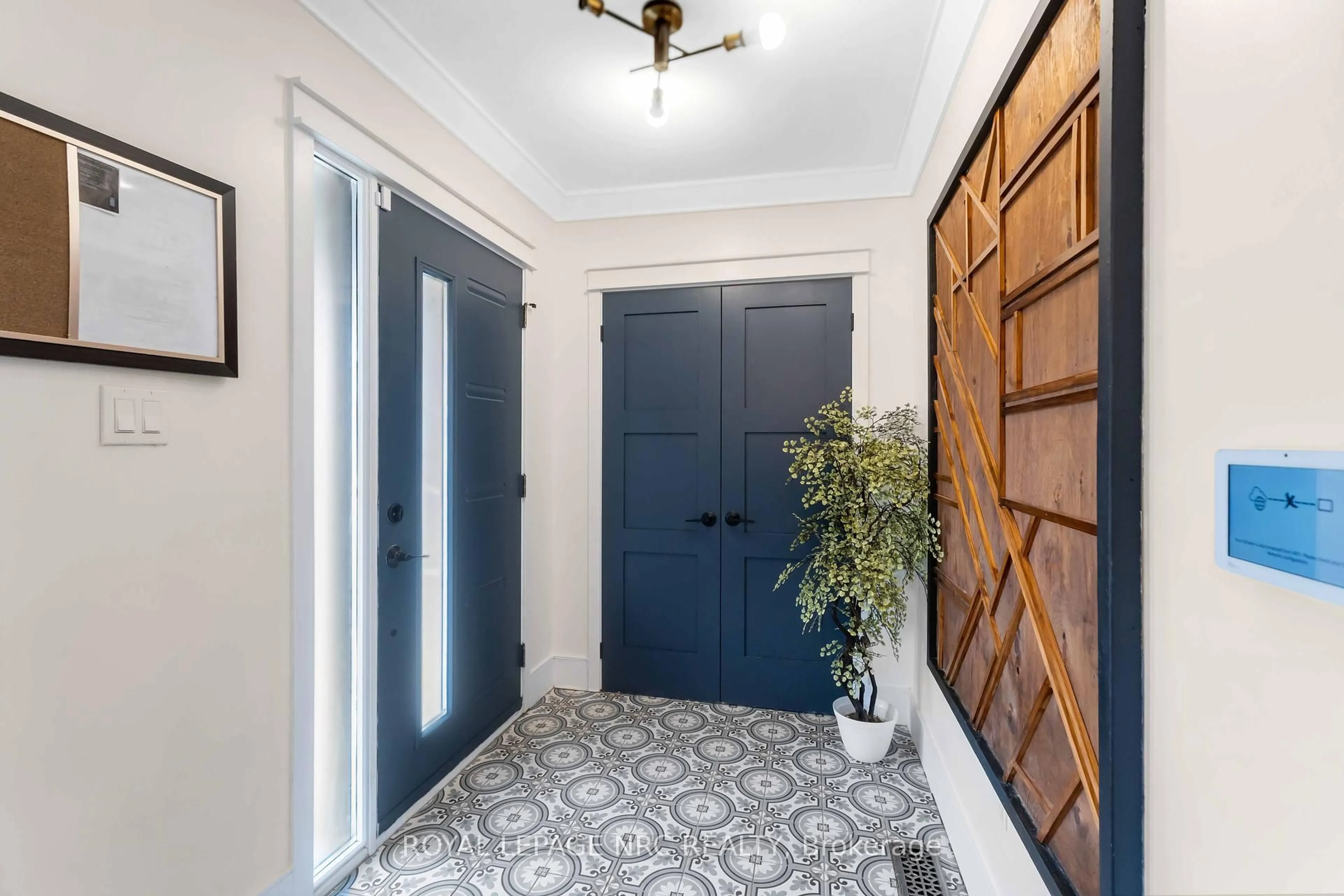 Indoor entryway for 44 Grantham Ave, St. Catharines Ontario L2P 3B4