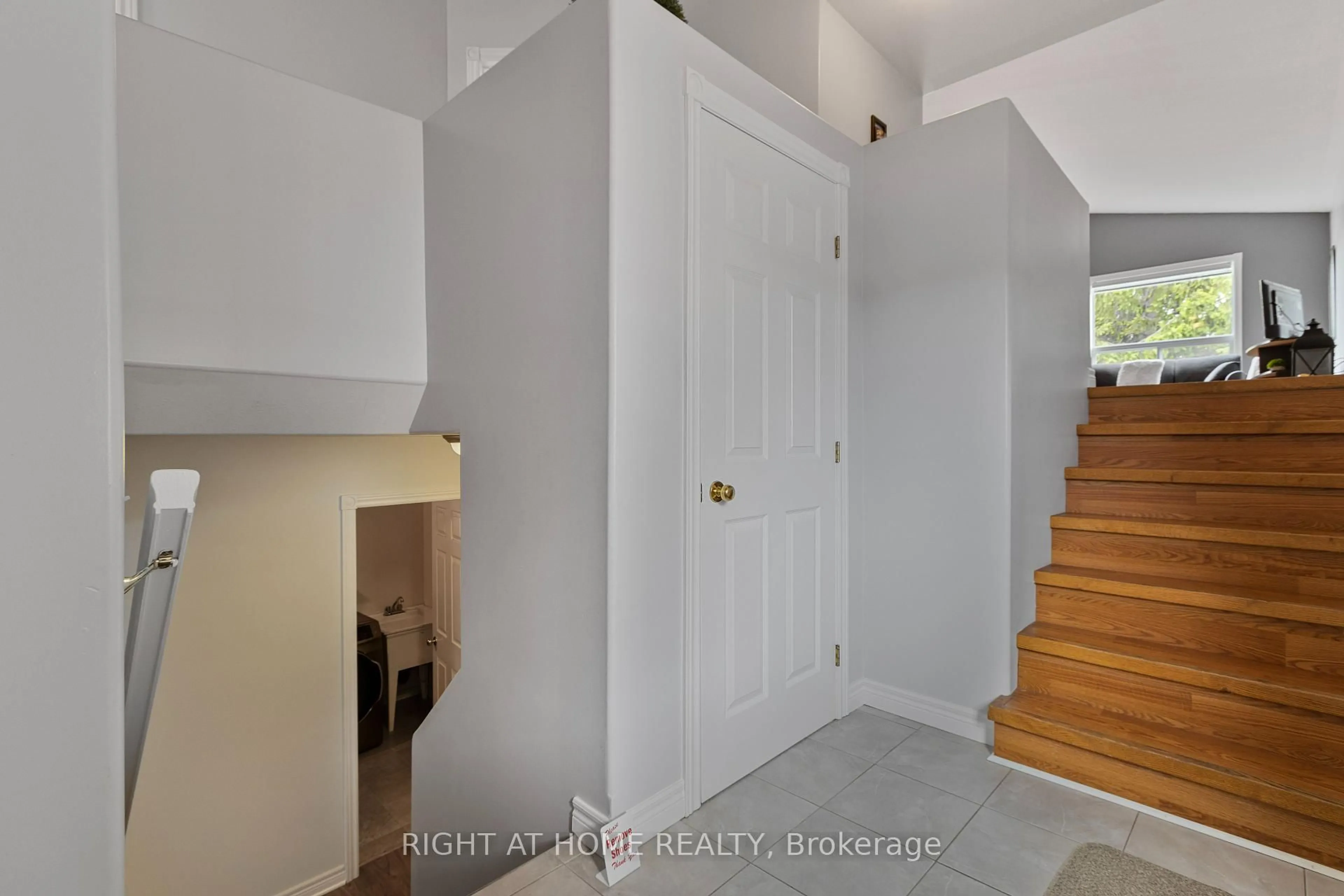 Indoor entryway for 9 Discovery Crt, Chatham-Kent Ontario N7L 0A3
