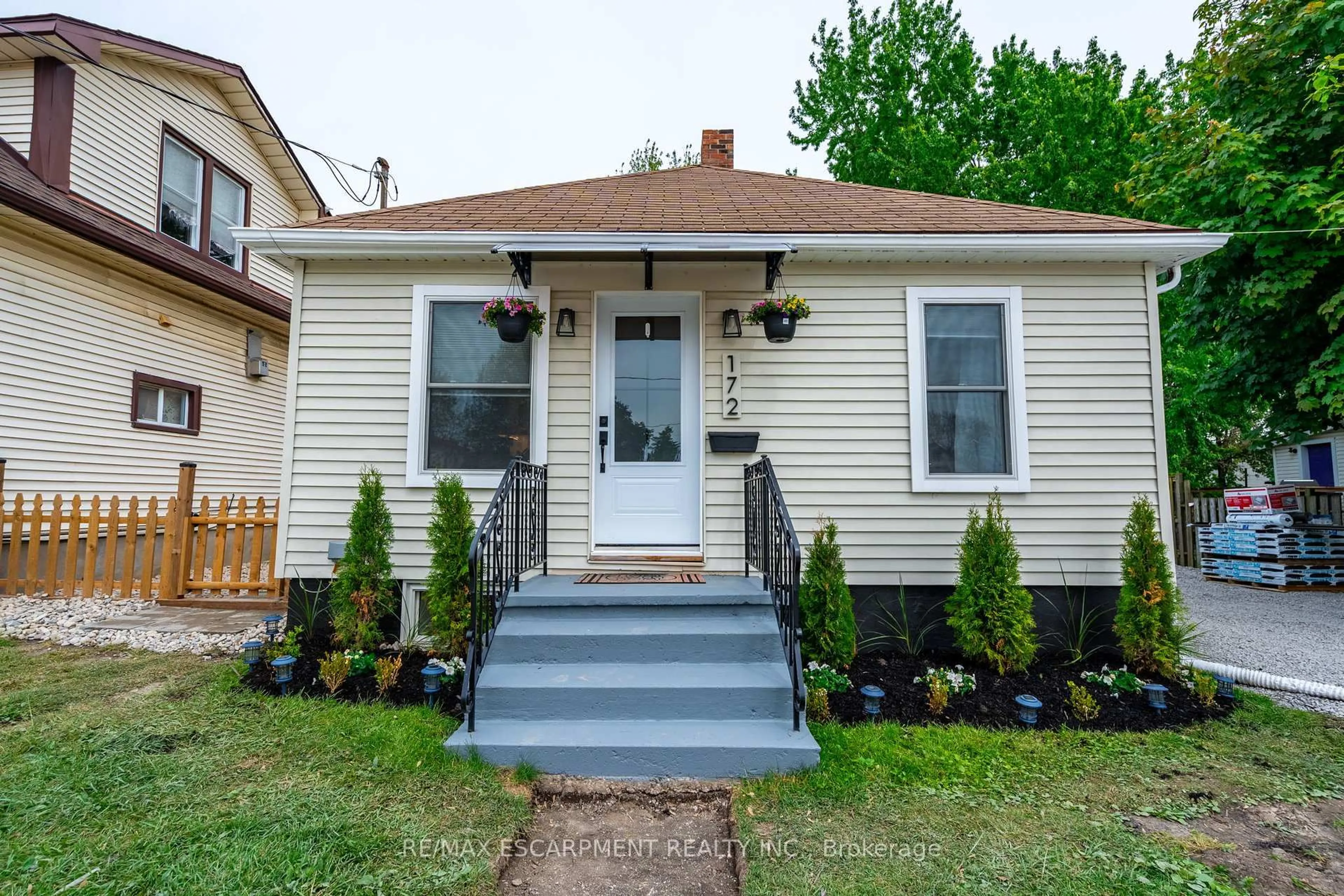 Home with vinyl exterior material, street for 172 PINE St, Thorold Ontario L2V 3M4