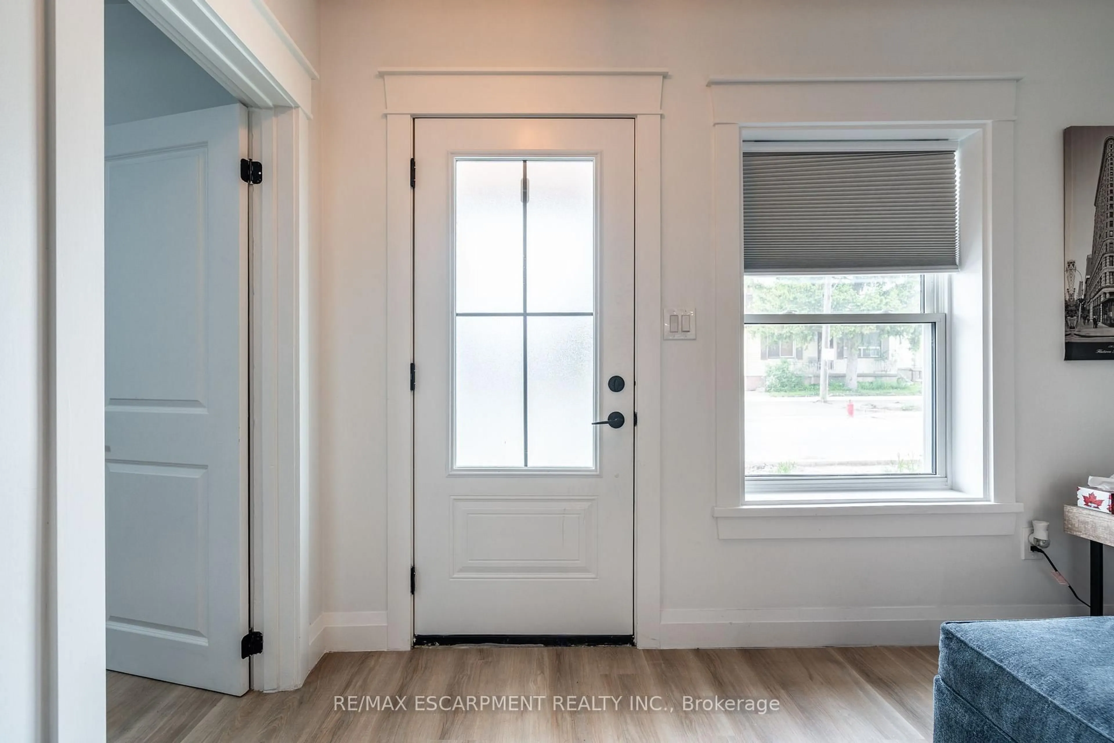 Indoor entryway for 172 PINE St, Thorold Ontario L2V 3M4